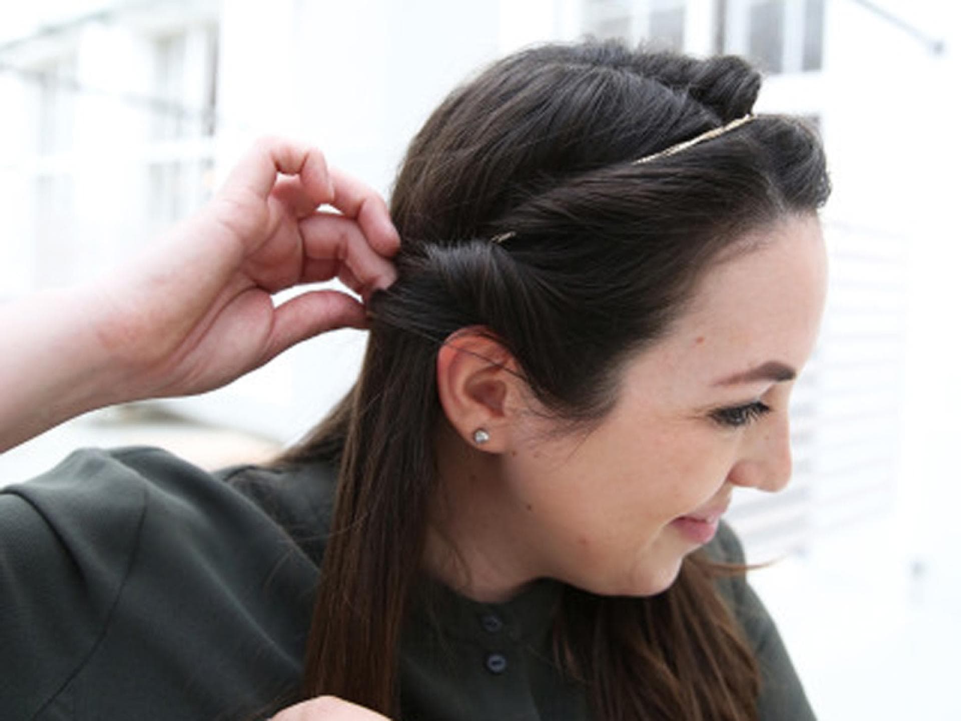 Haarband-Frisur Haare werden eingedreht