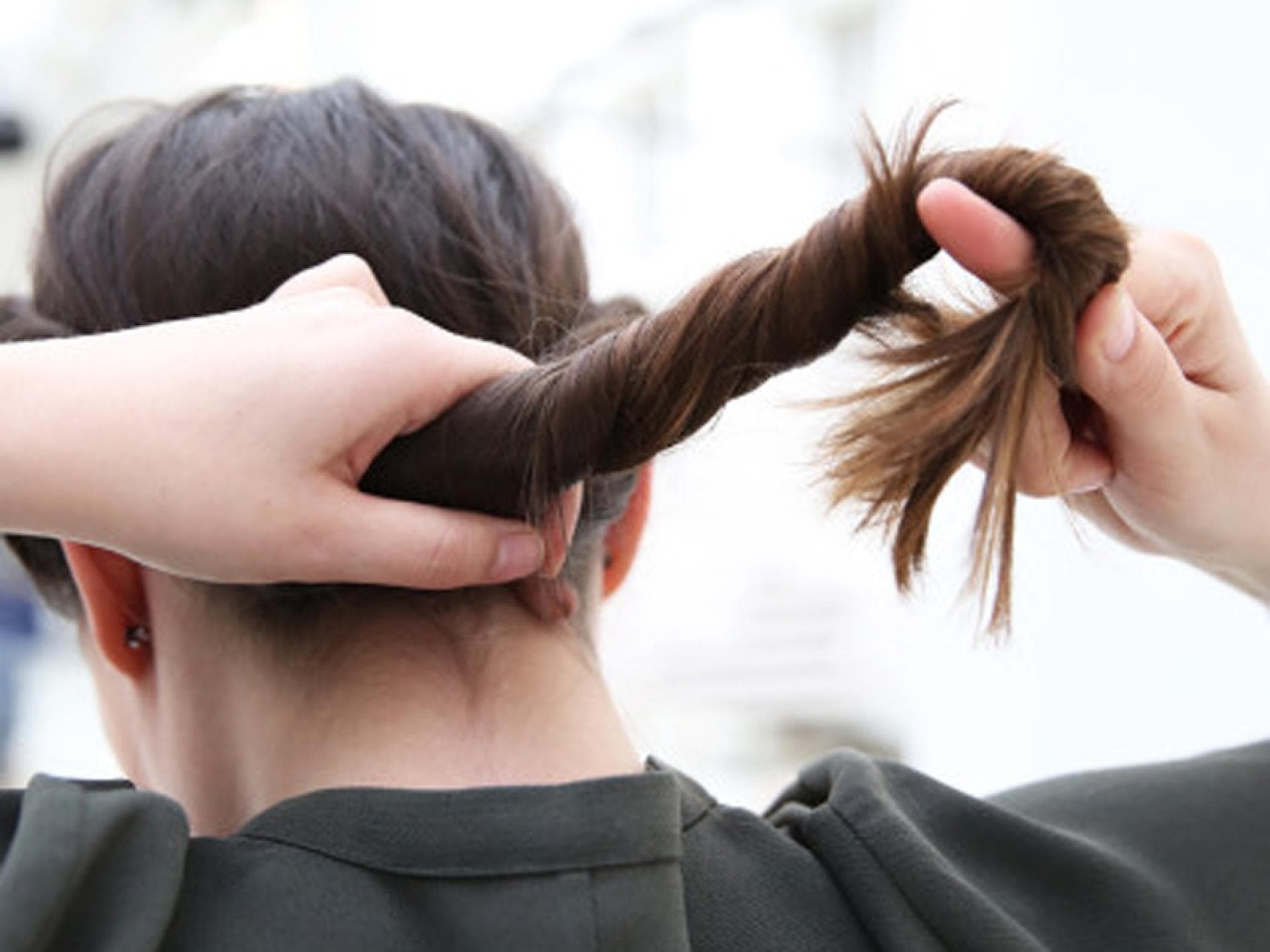 Haarband-Frisur Haare zum Zopf zwirbeln