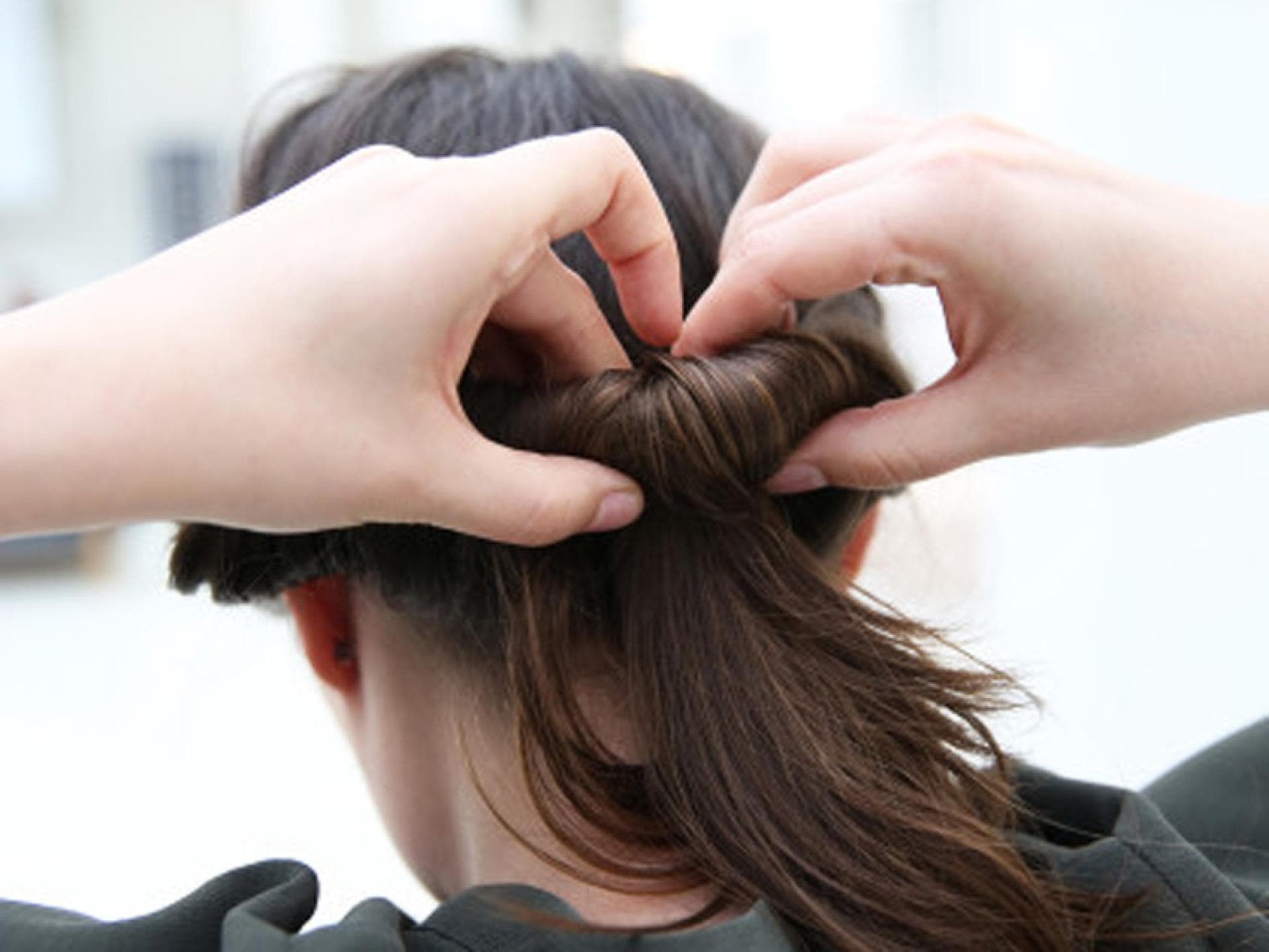 Haarband-Frisur Haare immer weiter umwickeln