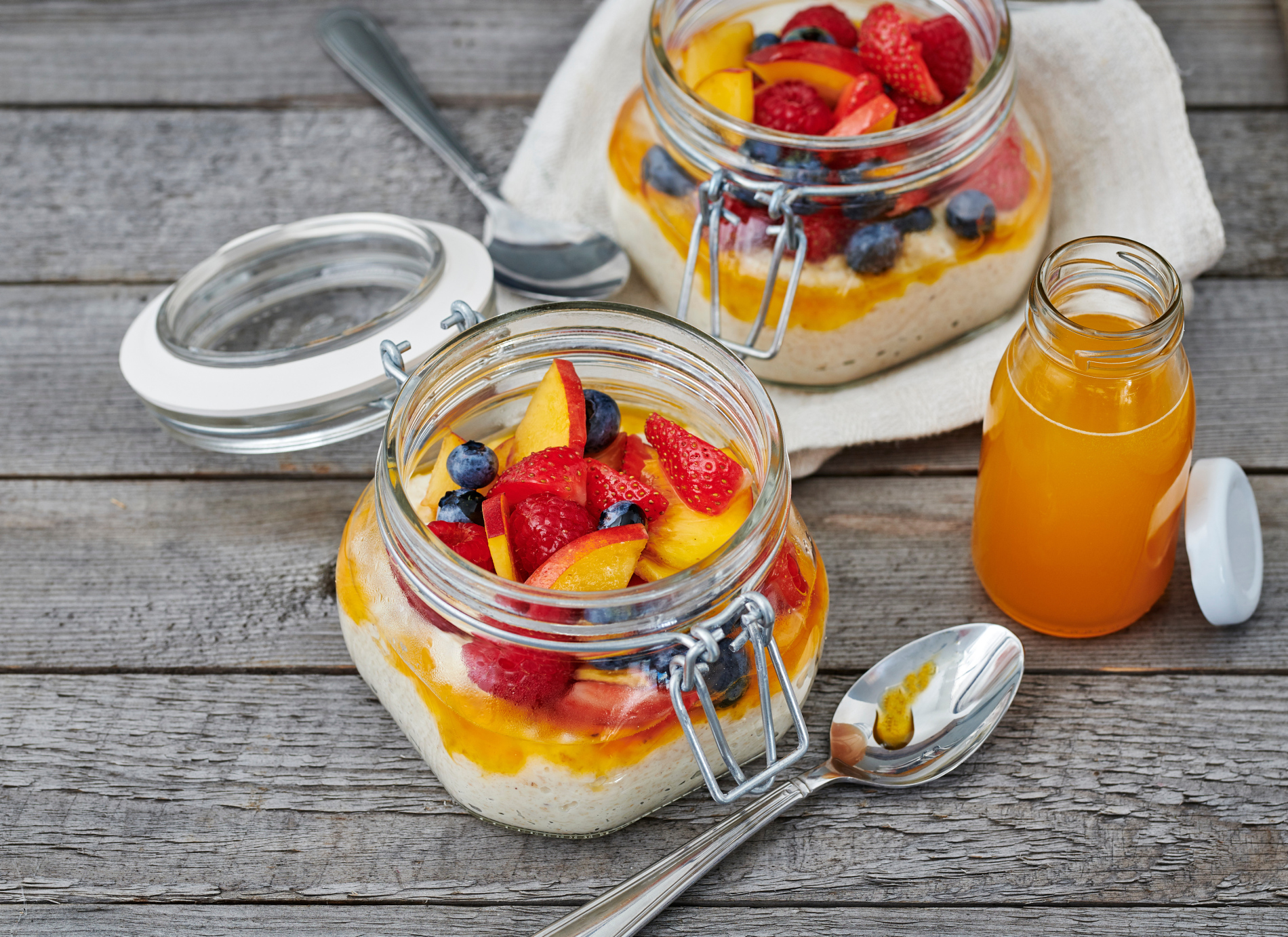 Porridge mit Früchten im Glas