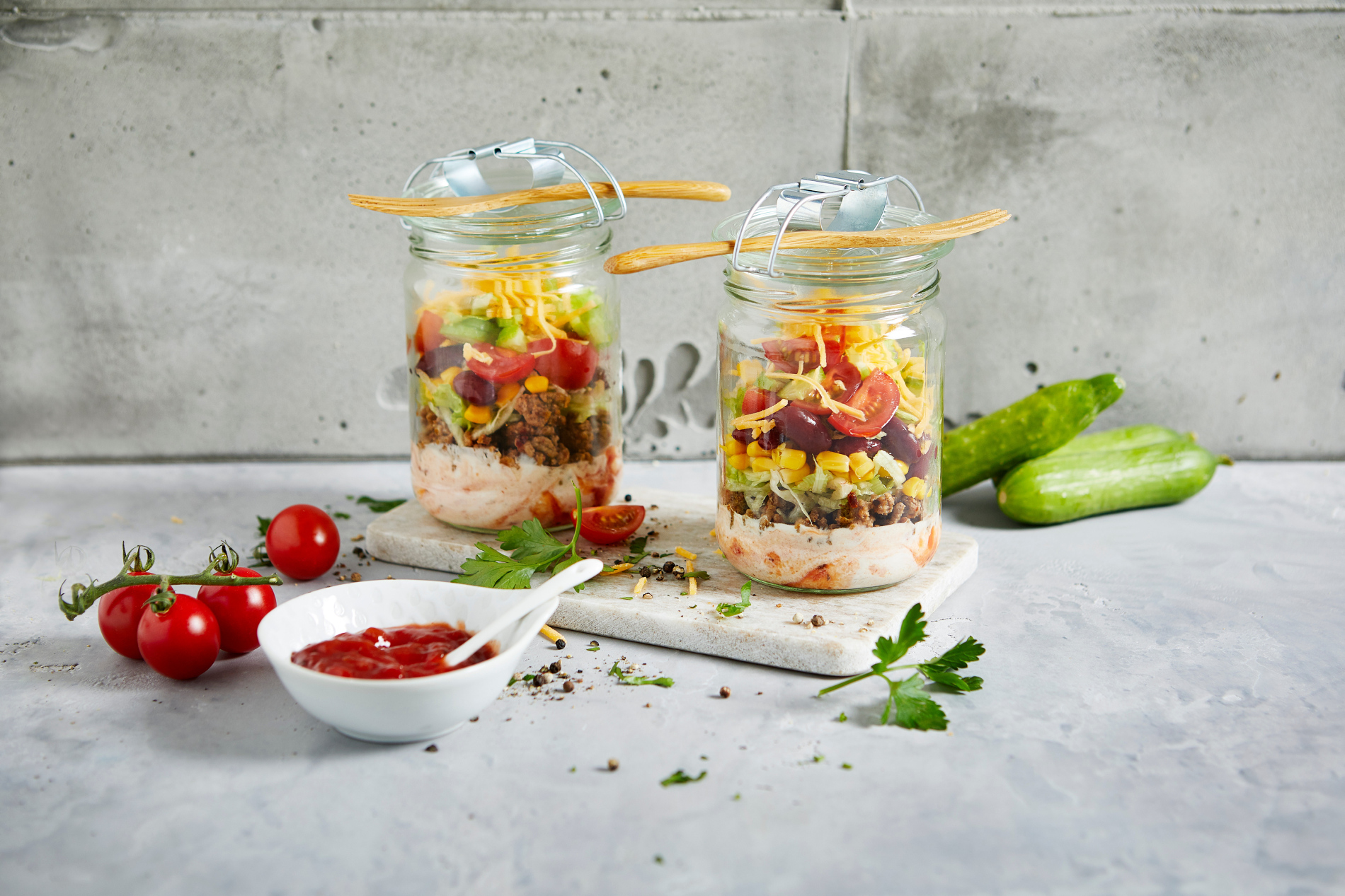 Geschichteter Hackfleischsalat im Glas