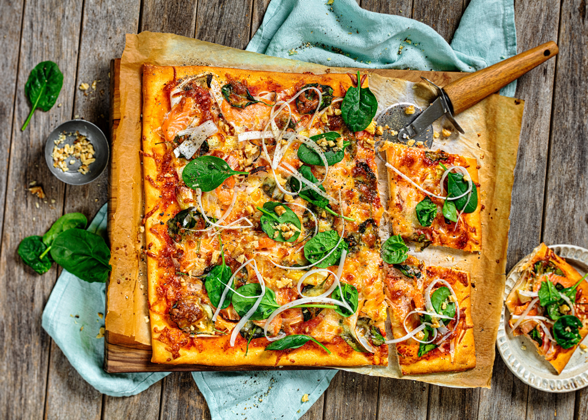 Schnelle SpargelPizza mit Lachs und Spinat