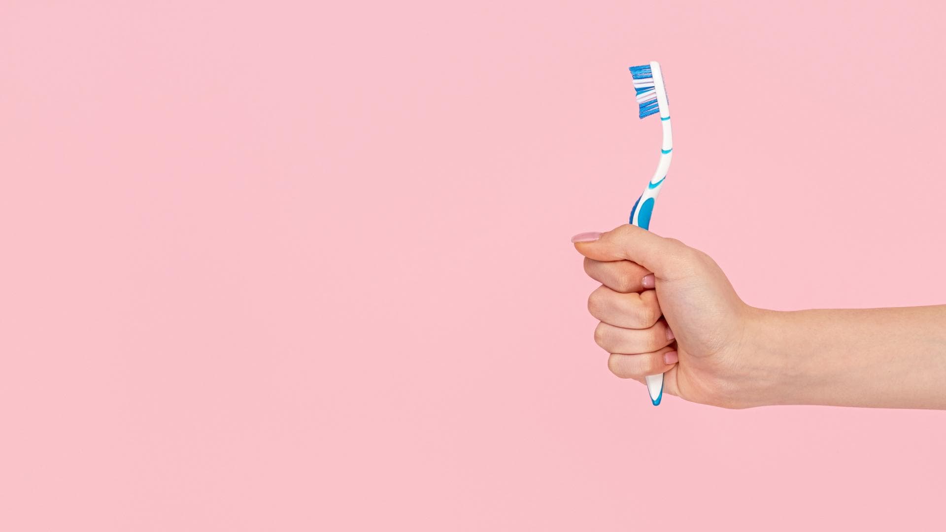 Zahnbürste in der Hand
