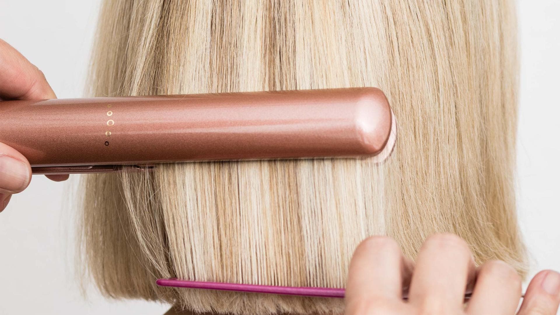 Virginia werden beim Vorher-Nachher die Haare geglättet