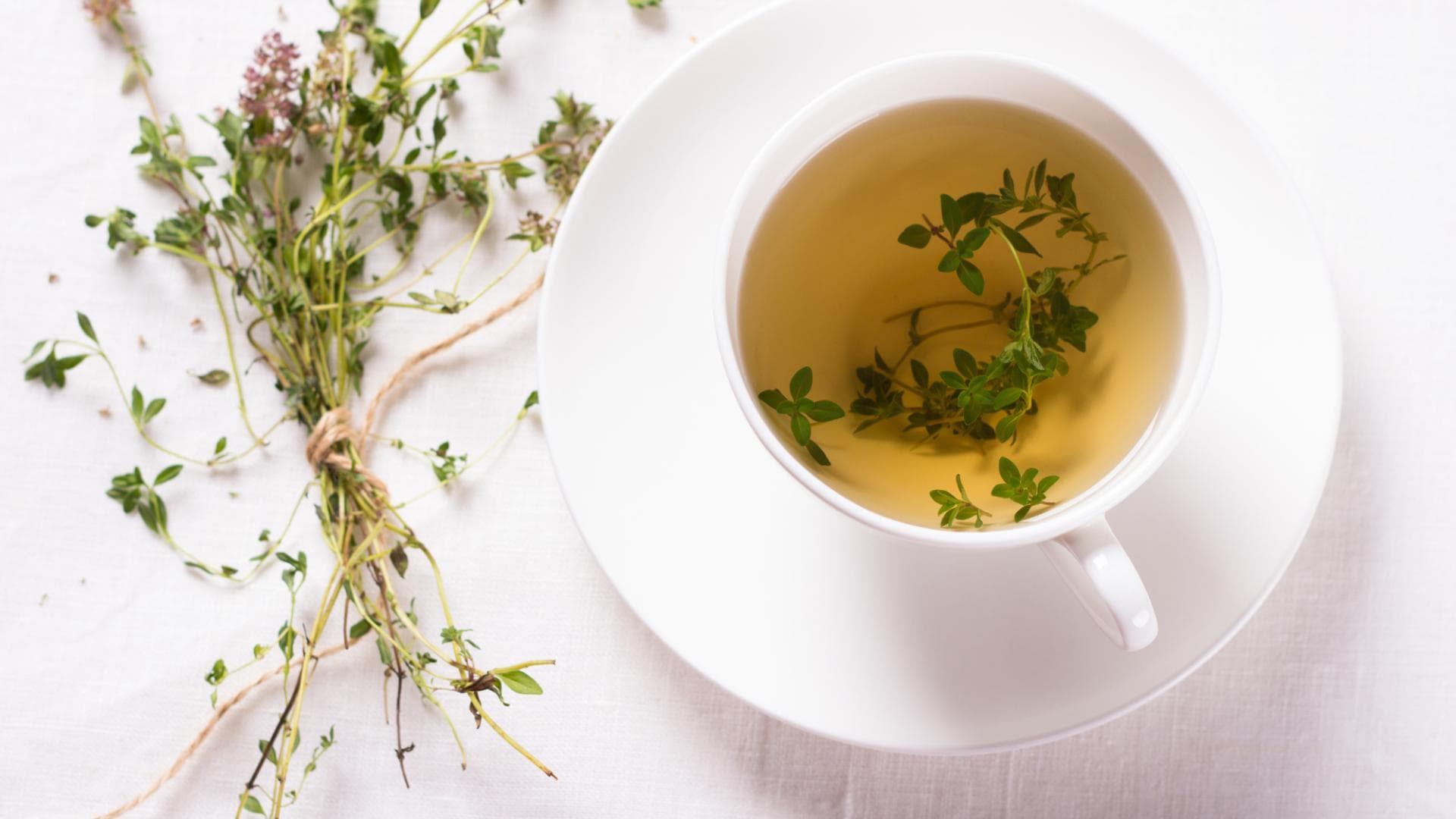Thymiantee in einer Tasse