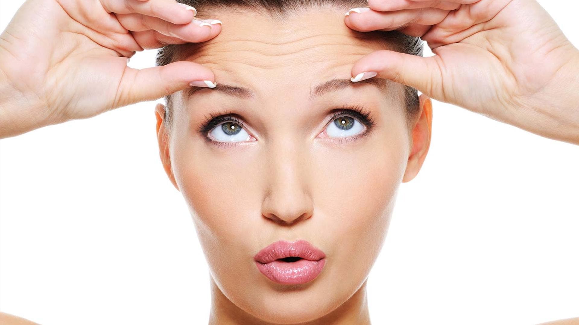 Frau mit Falten auf der Stirn - hilft Retinol?