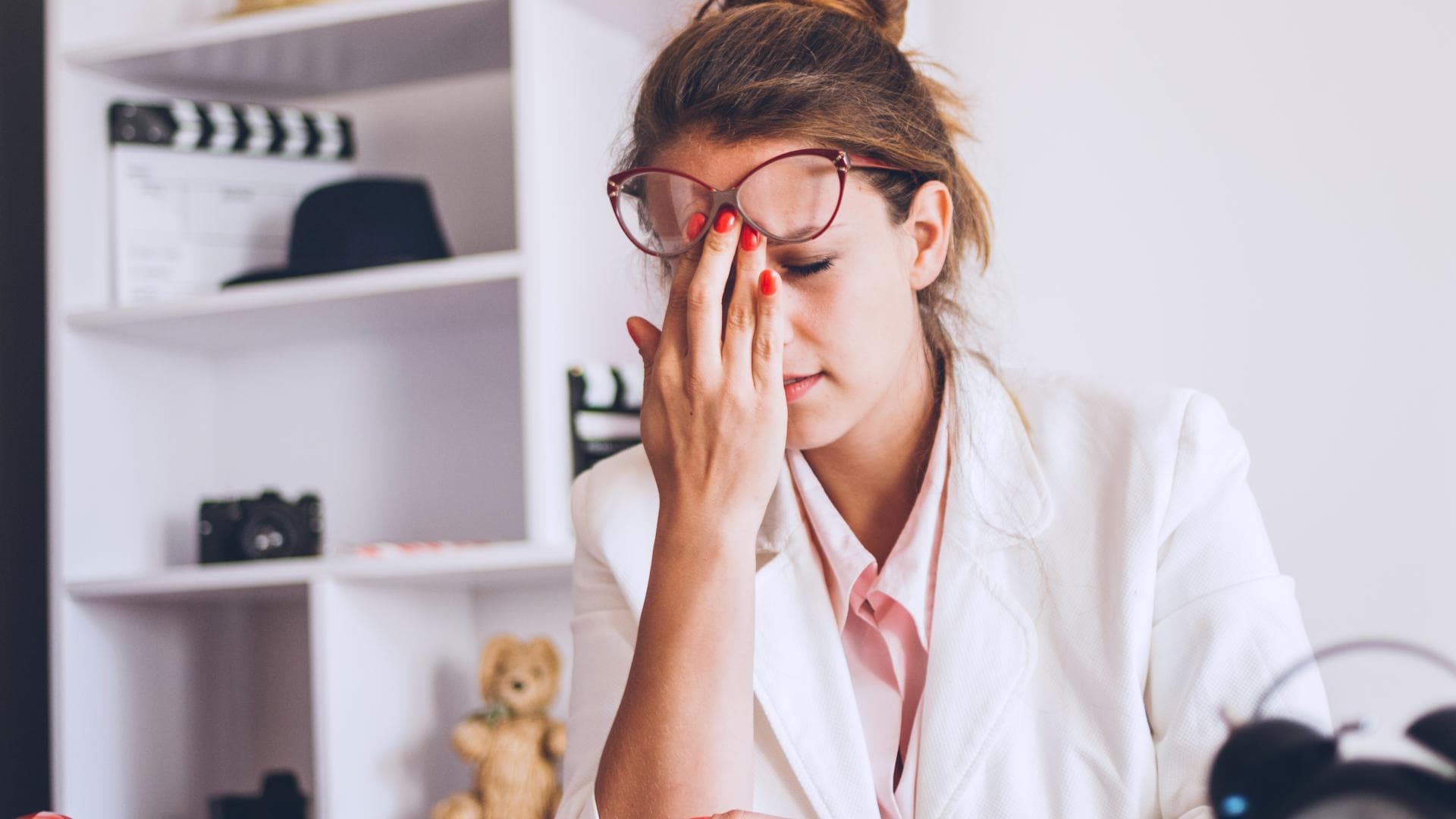 Erschöpft: Frau hat Stress im Büro