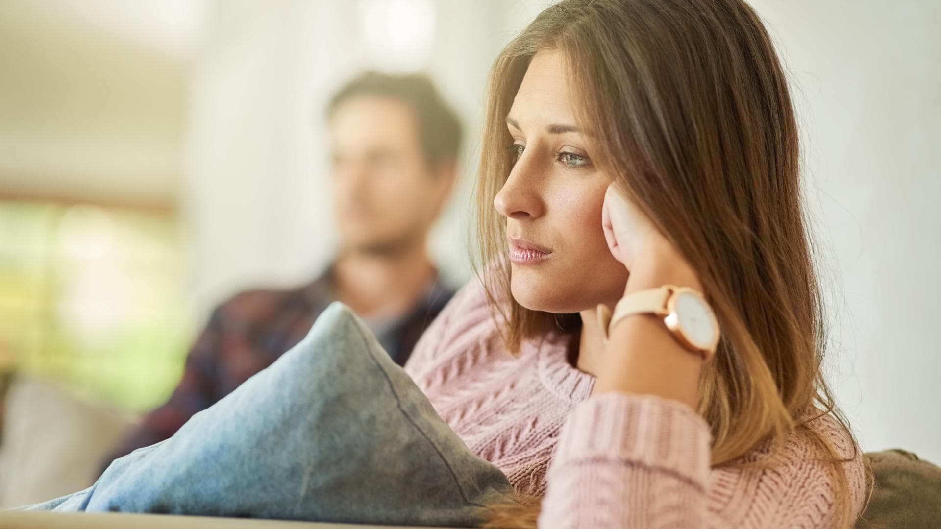 Frau schaut nachdenklich 