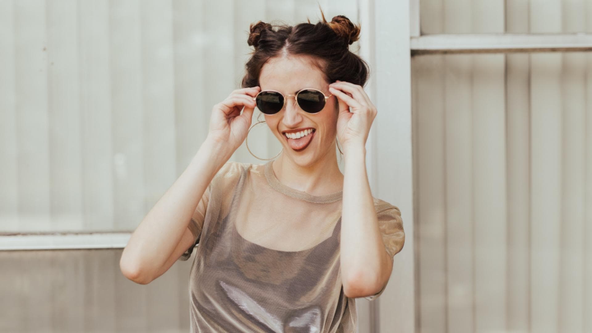 Accessoires Sonnenbrille und Creolen