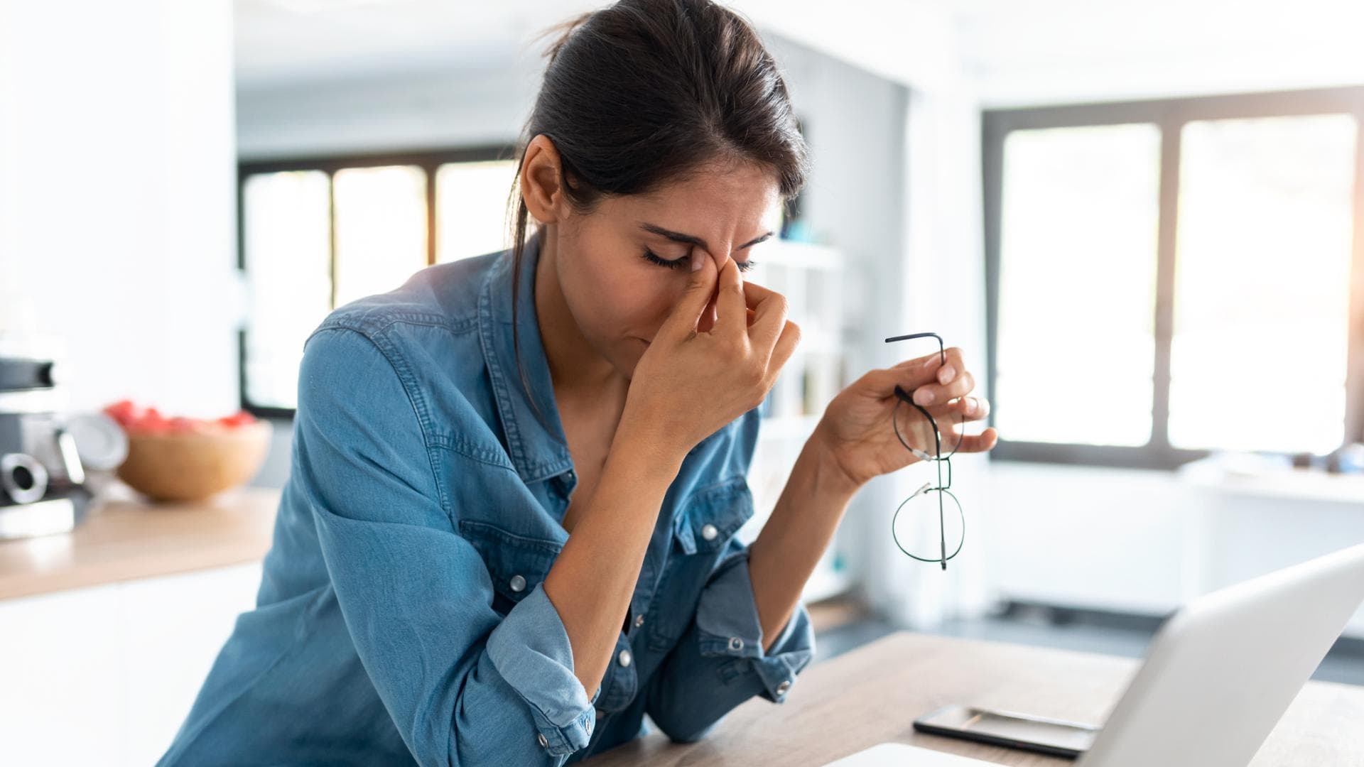 Besorgte Frau im Büro