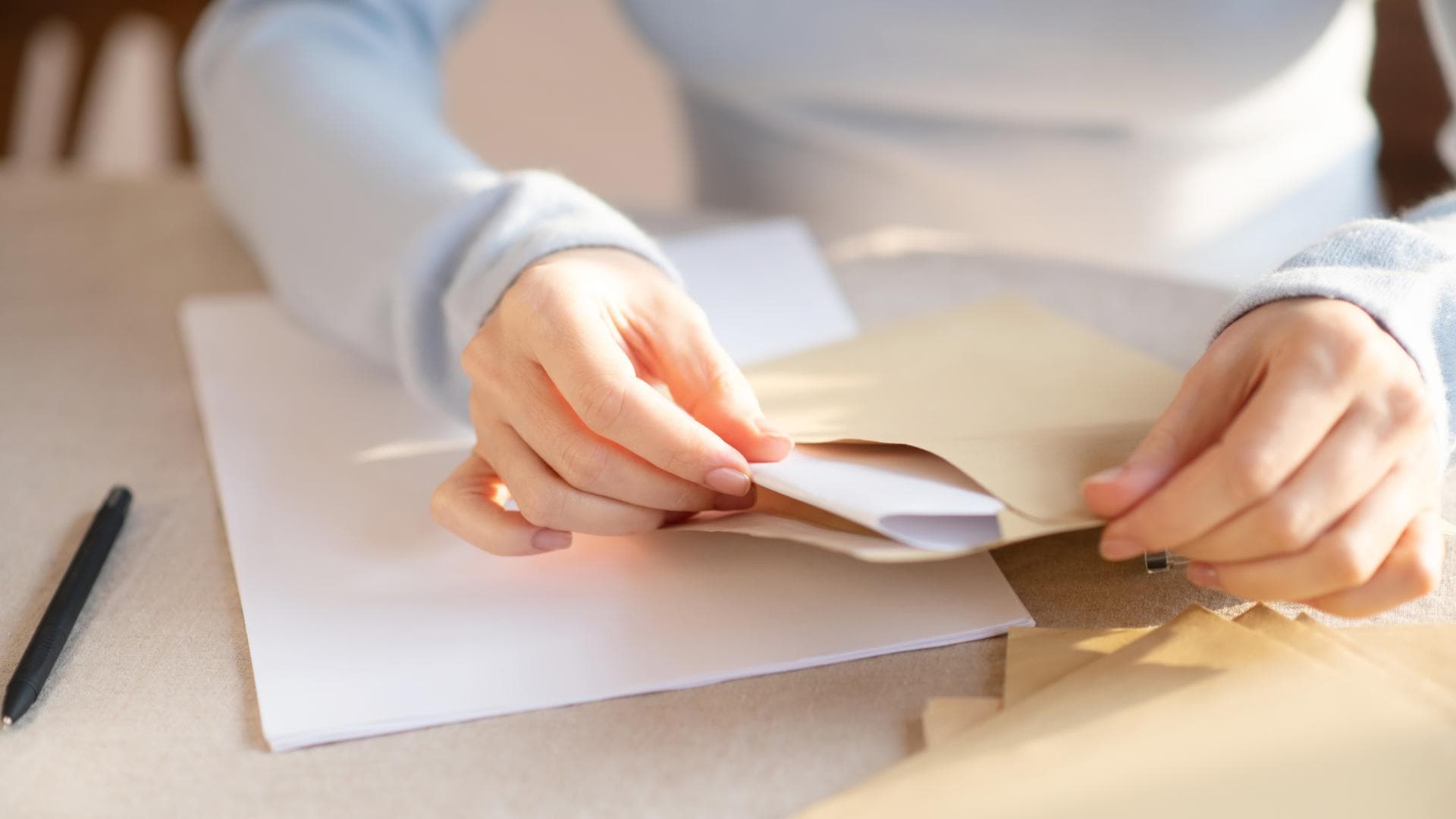 Frau hält Umschlag in den Händen