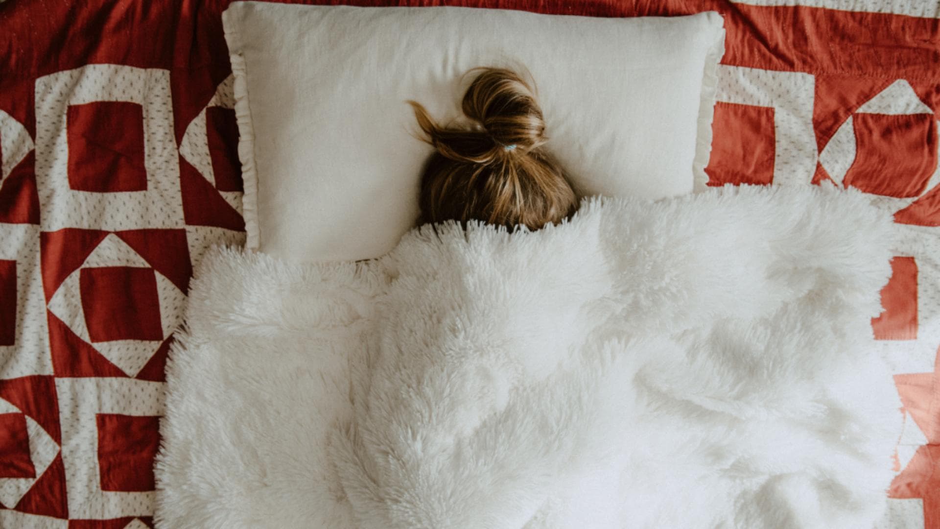 Frau krank im Bett