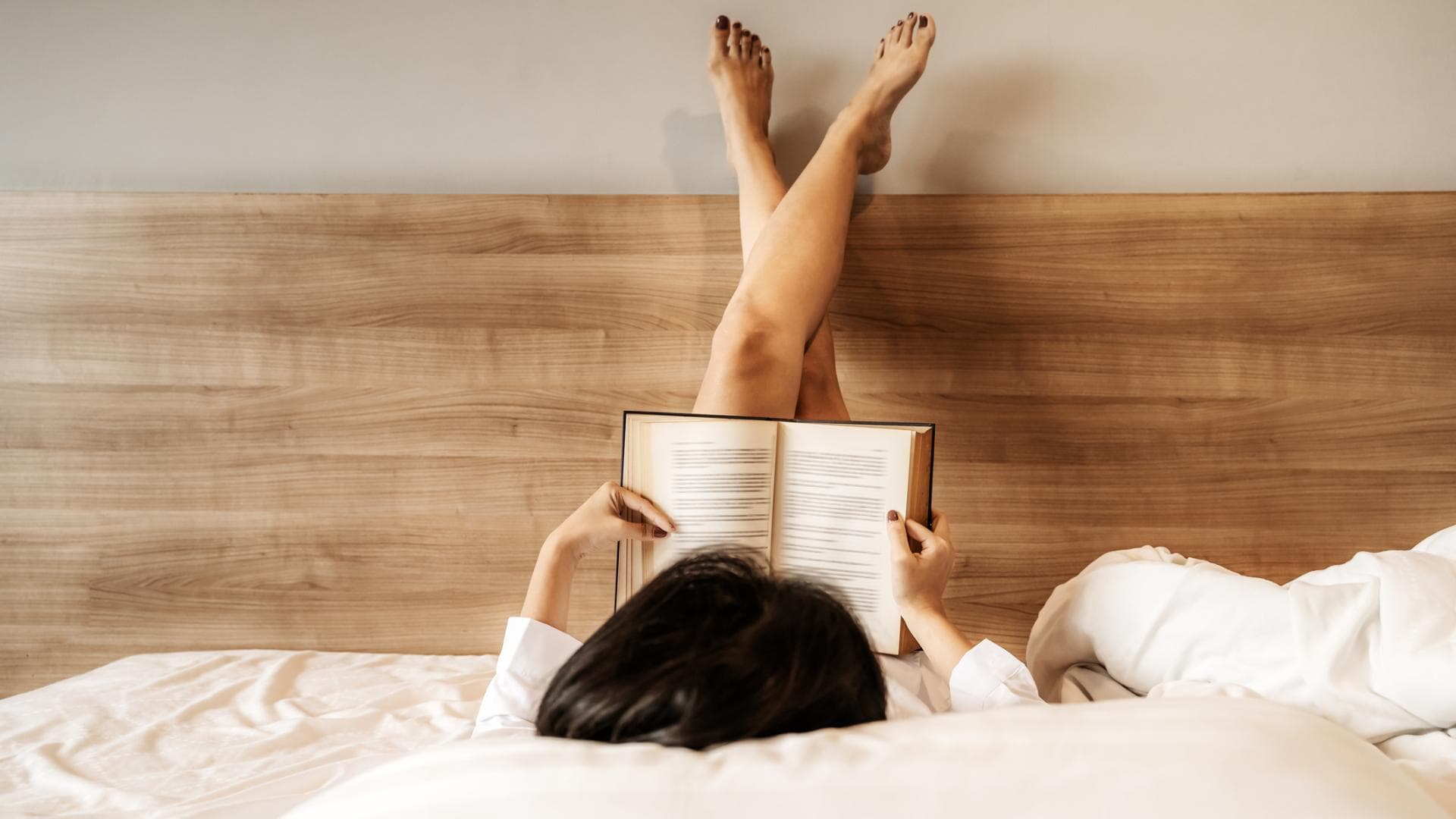 Frau liest im Bett