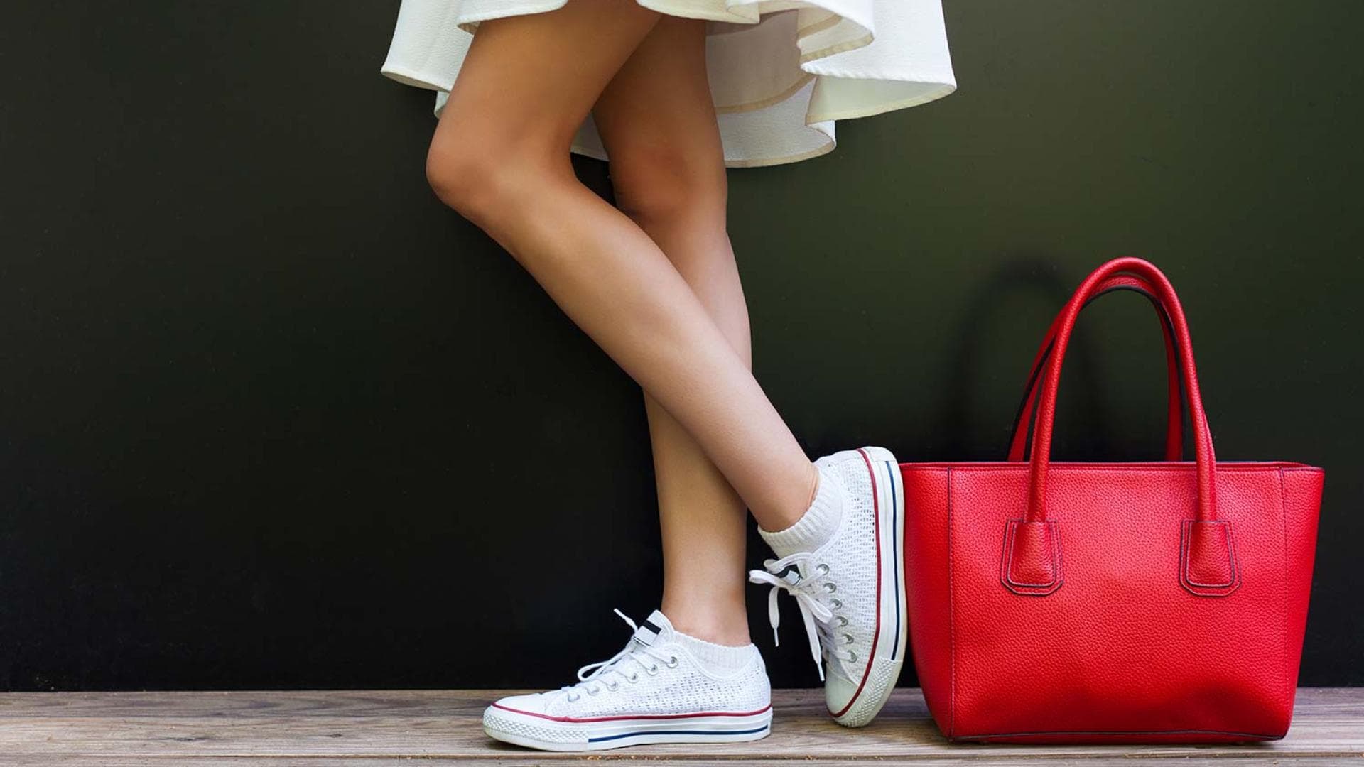 Frau mit Sneakern und Handtasche