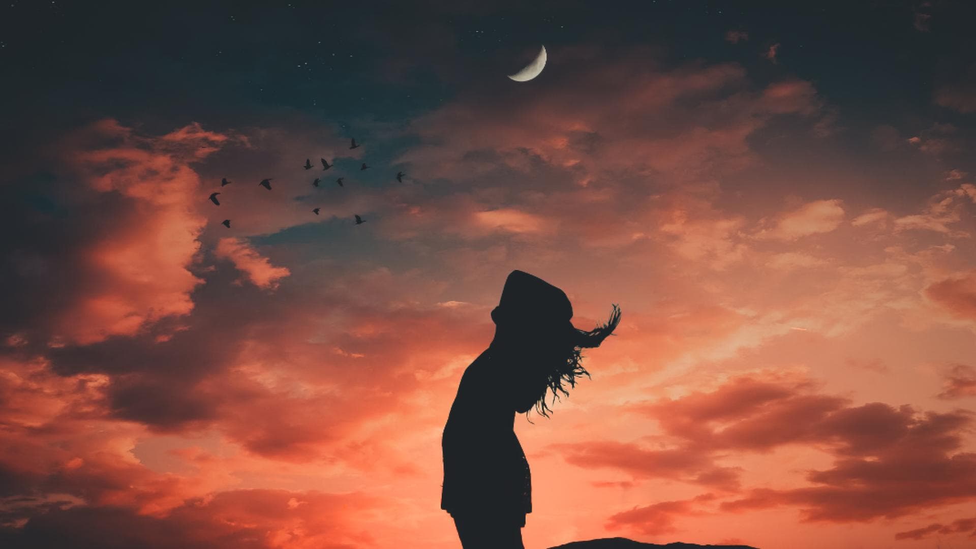 Frau betrachtet Mond