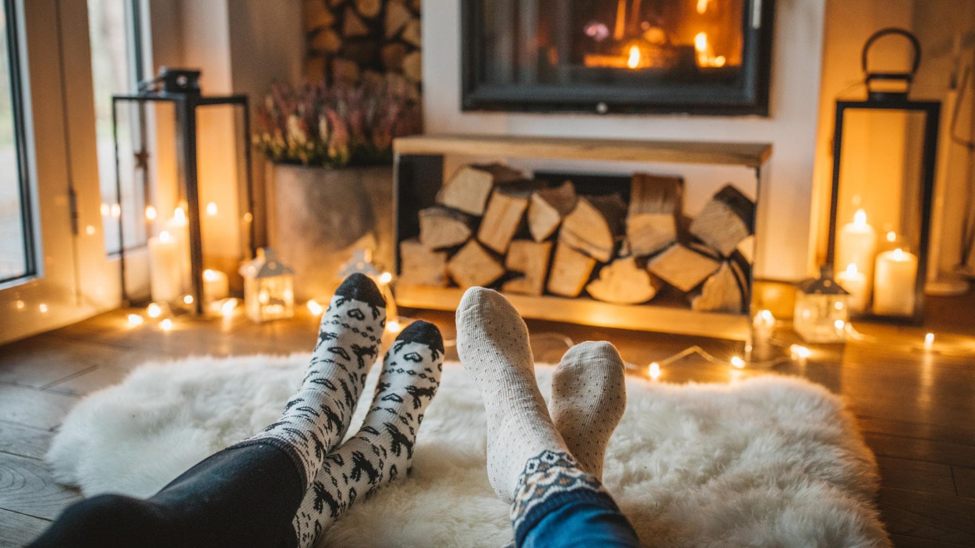 Hygge: Gemütlich vor dem Kamin