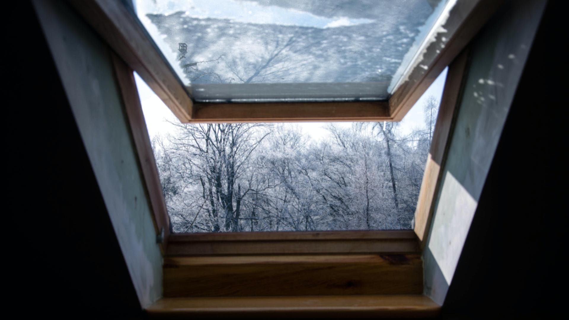 Weit geöffnetes Fenster im Winter