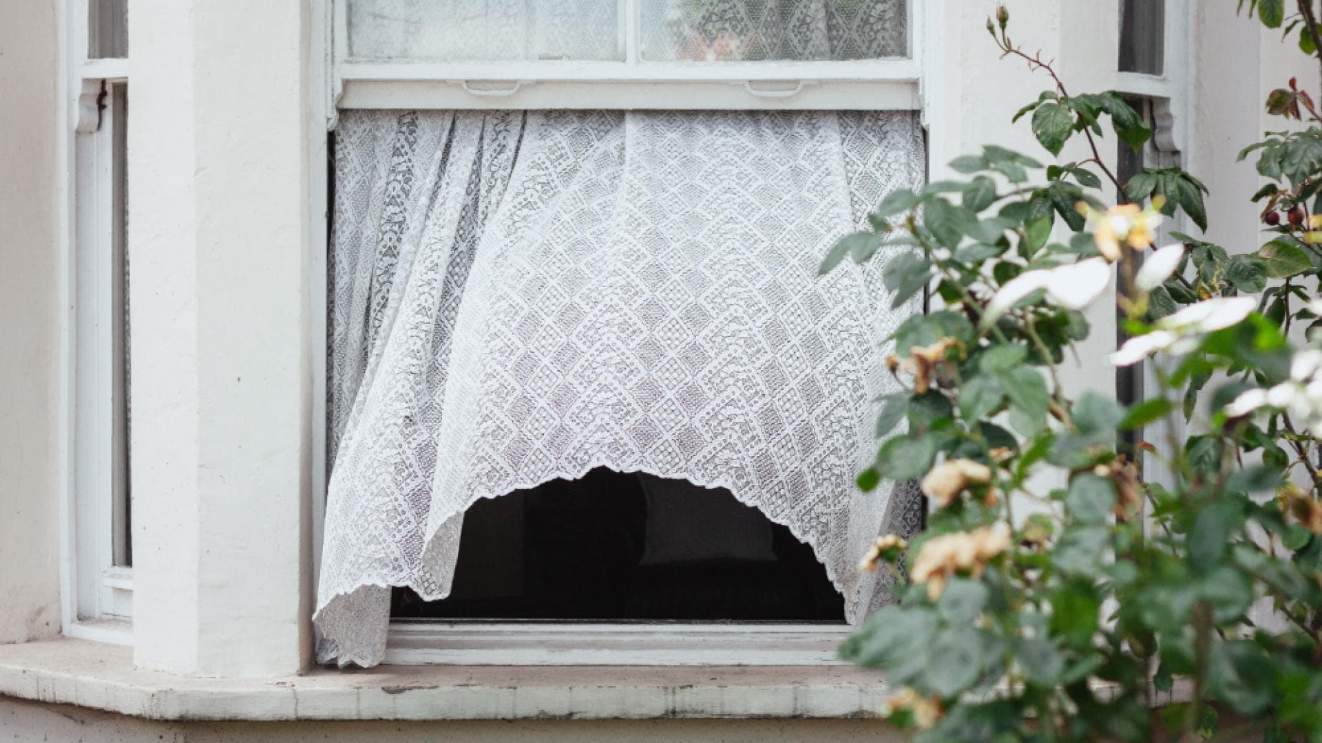 weit geöffnetes Fenster