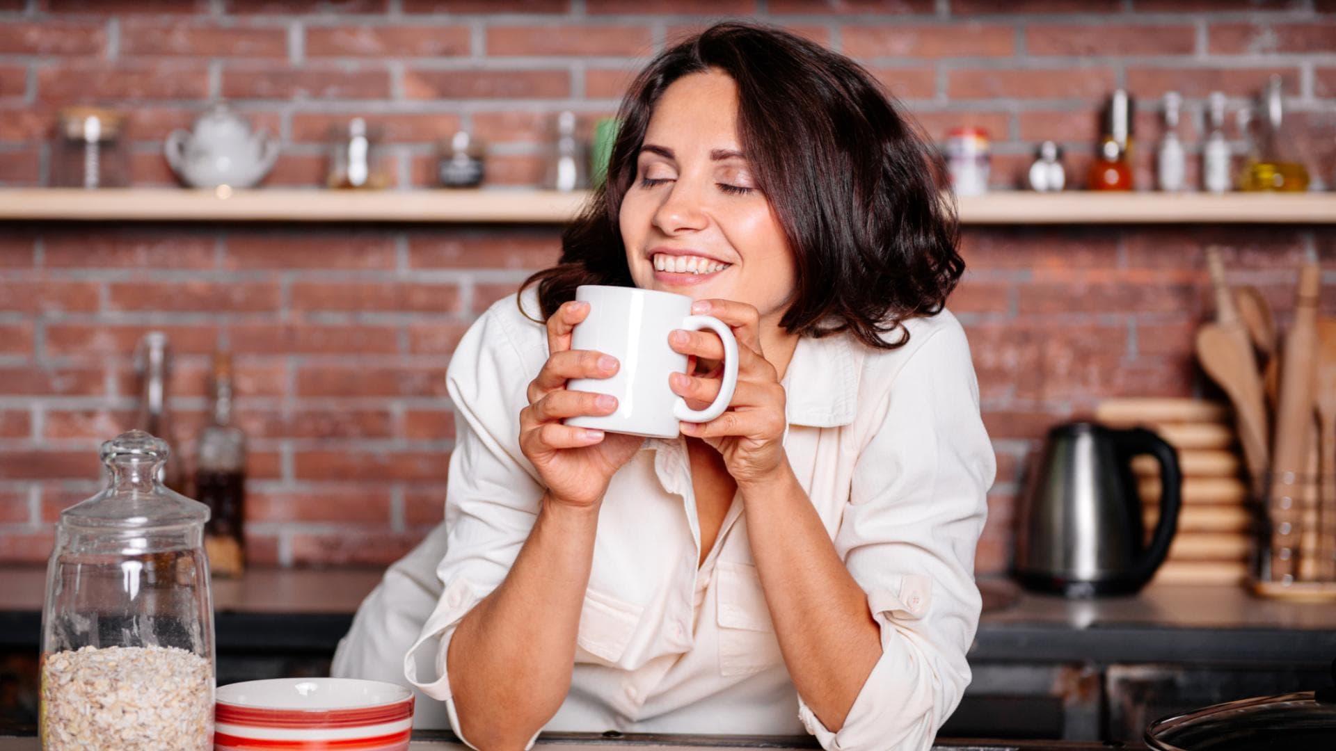 Lächelnde Frau mit Kaffeetasse