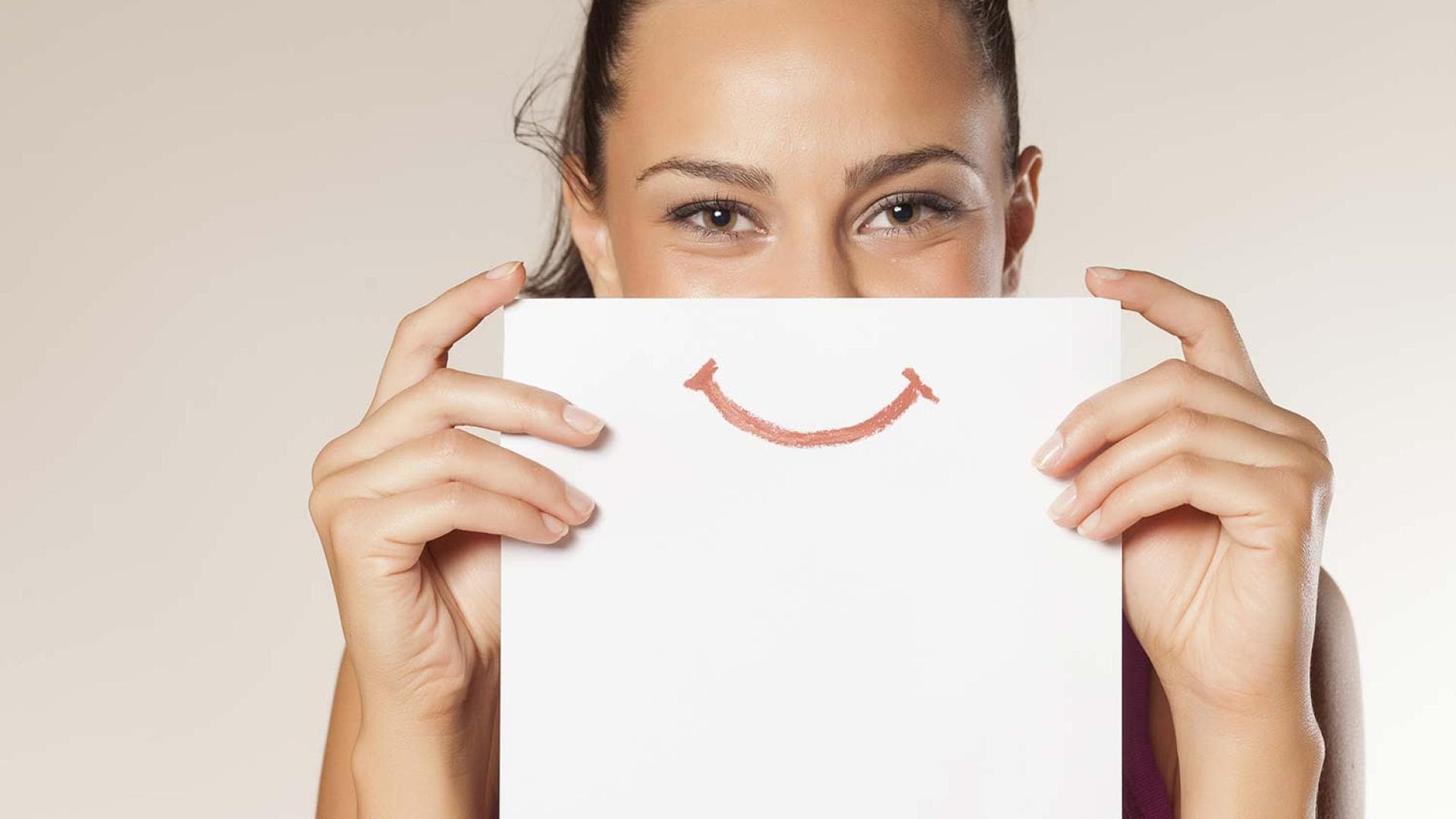 Glückliche Frau lächelt