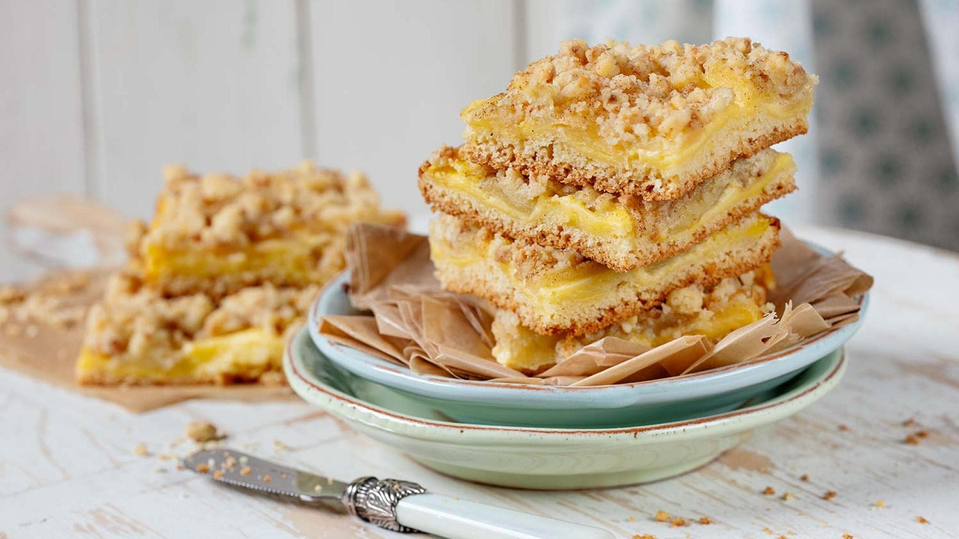 Apfelkuchen mit Pudding und Krokantstreuseln