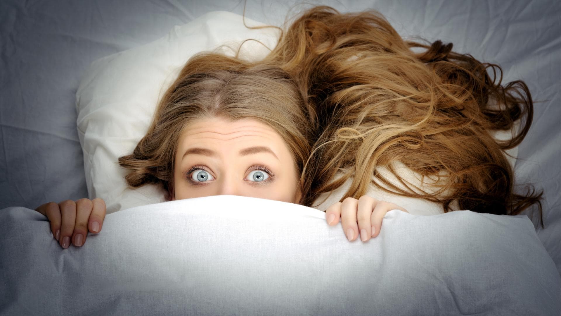 Die Frau möchte sich am liebsten unter der Decke verstecken
