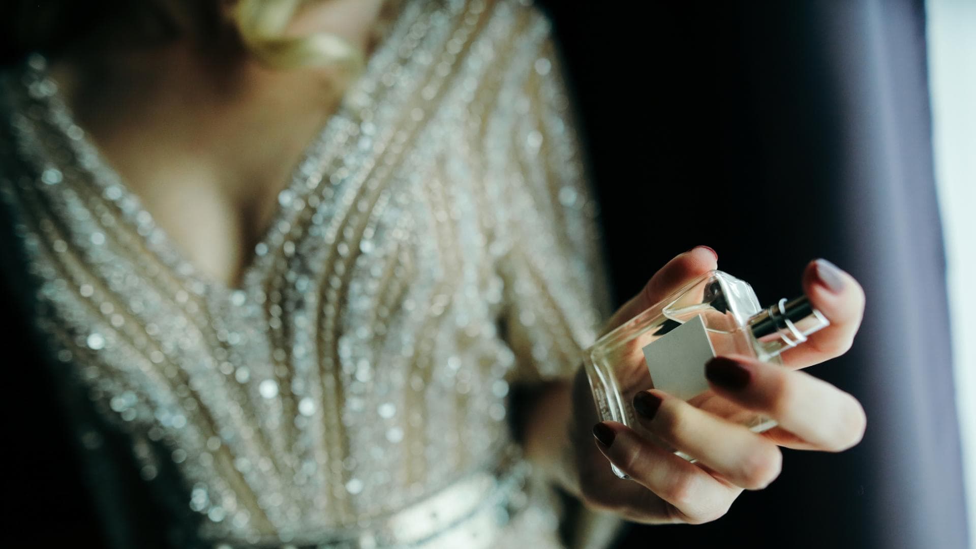 Frau mit Parfum