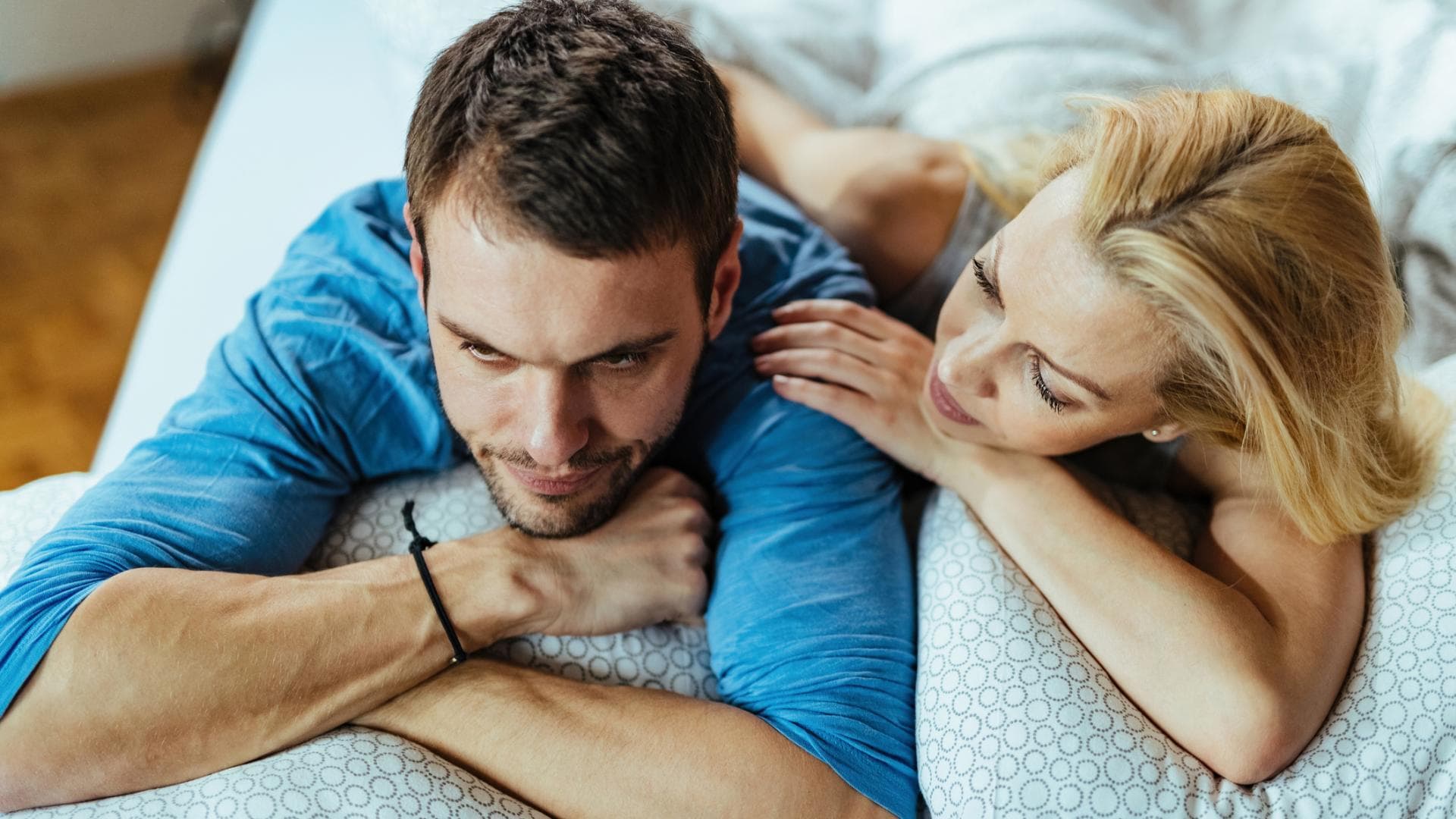 Paar im Bett streitet