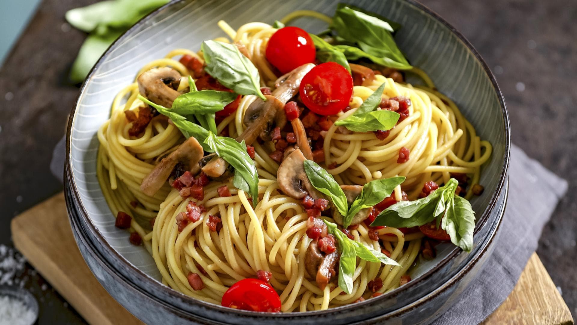 Spaghetti mit Speck, Champignons und Kirschtomaten