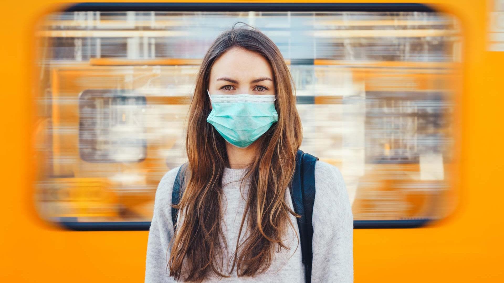 Corona Frau mit Maske