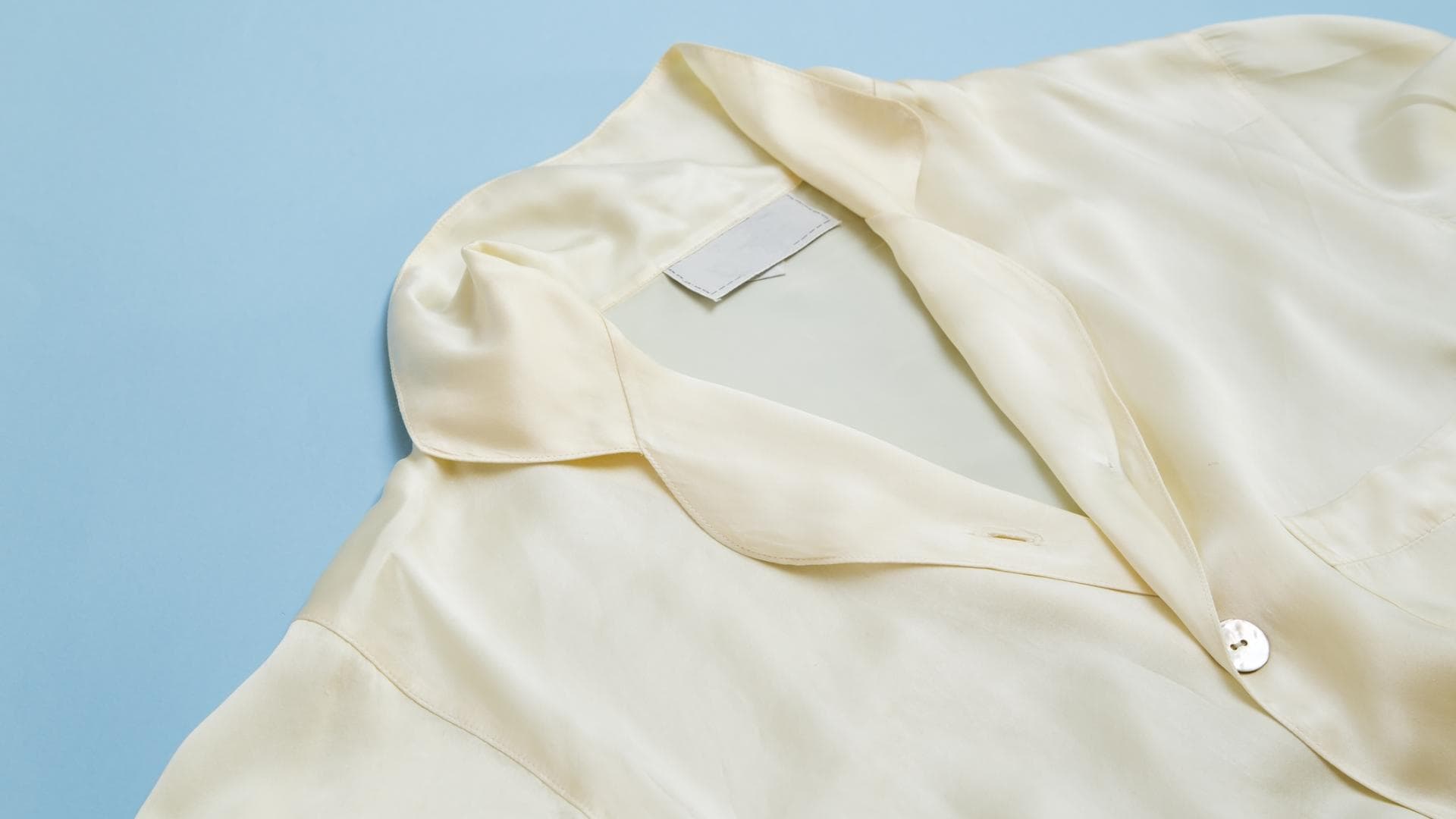 Cremefarbener Pyjama aus Seide