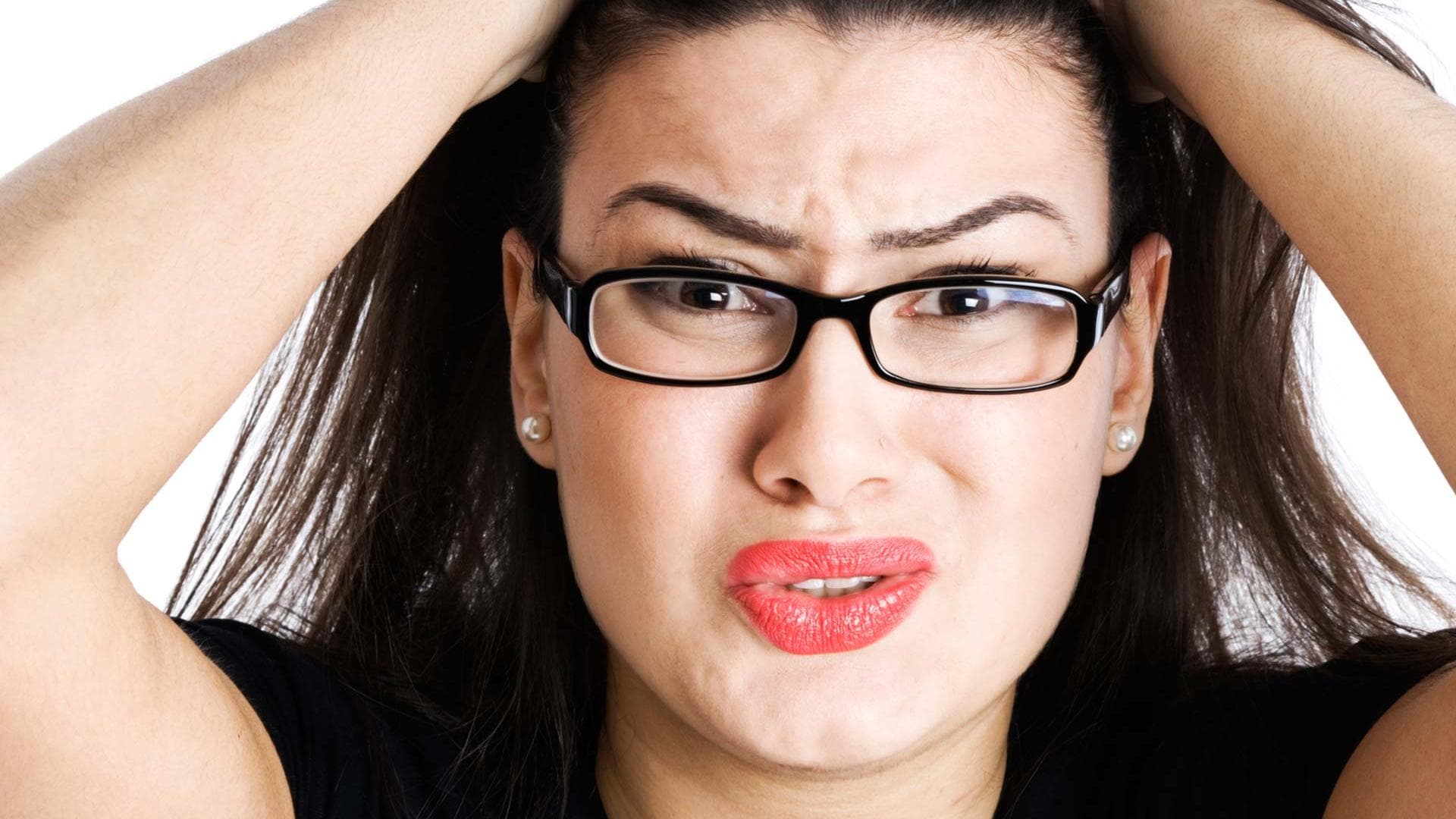 Frau verzweifelt rauft sich die Haare