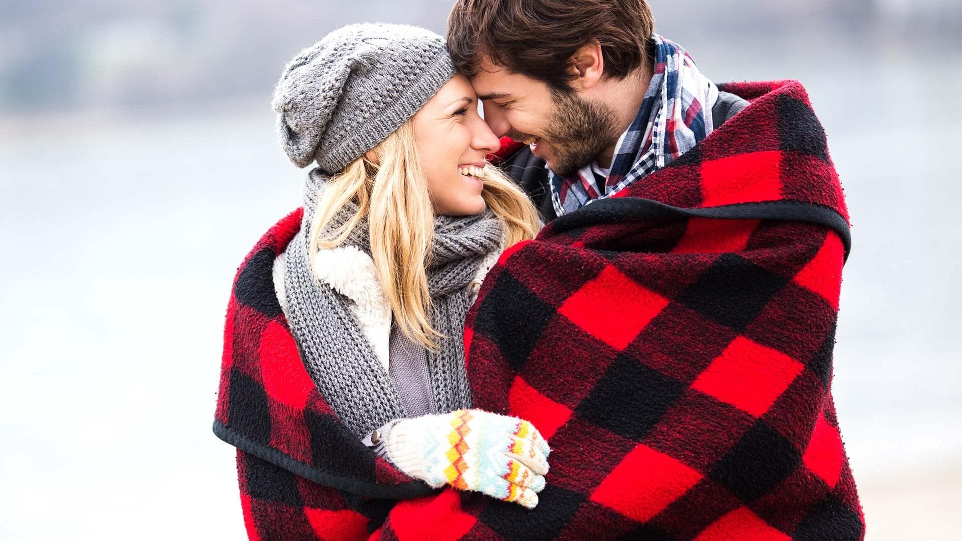 Paar in Decke gekuschelt