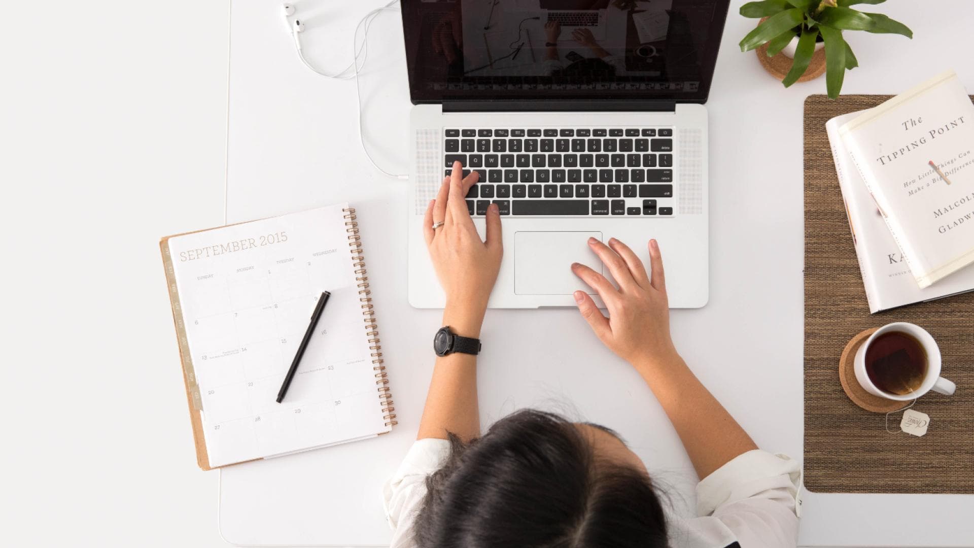 Frau arbeitet am Laptop 