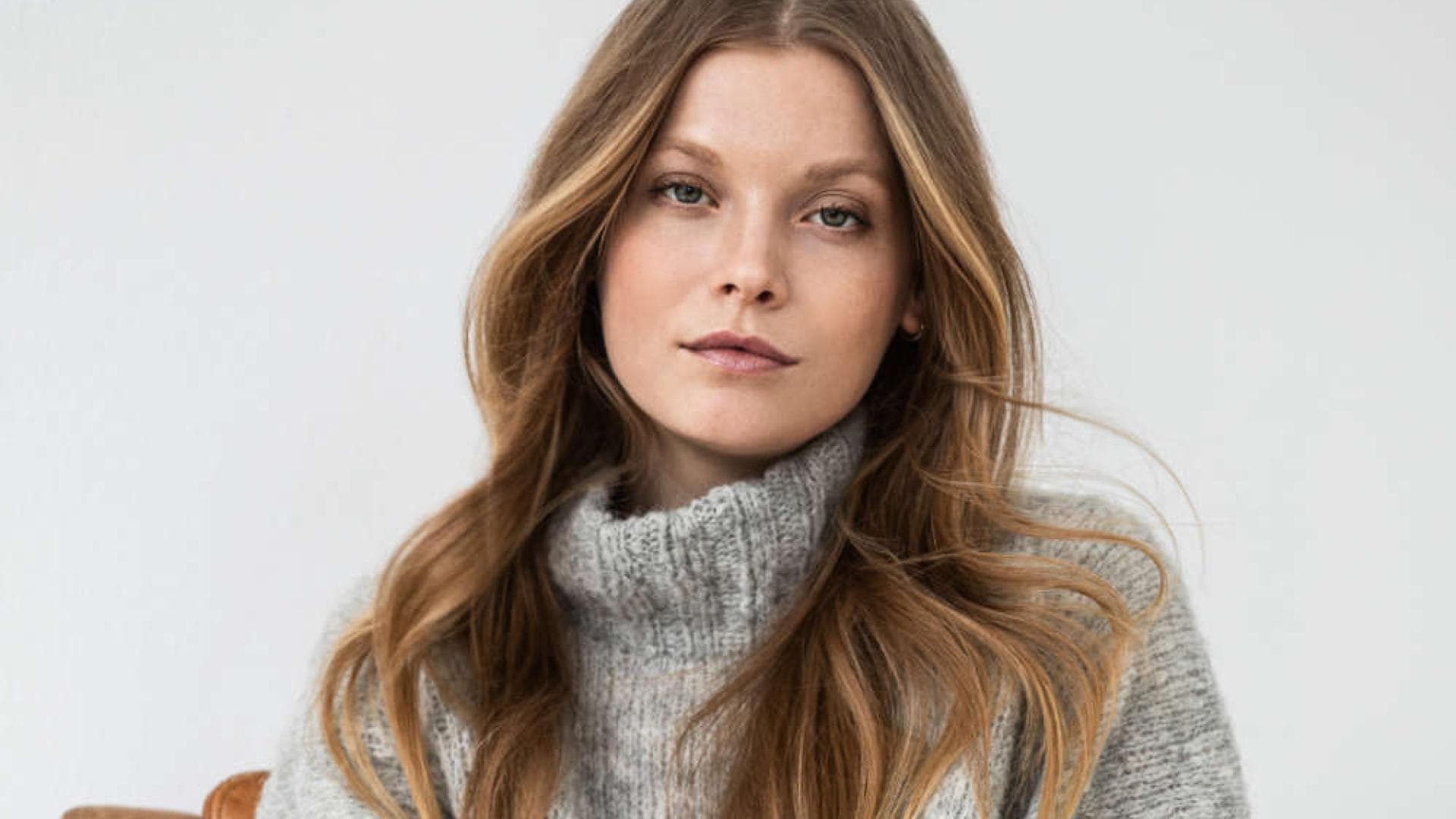 Frau im Poncho mit Stehkragen