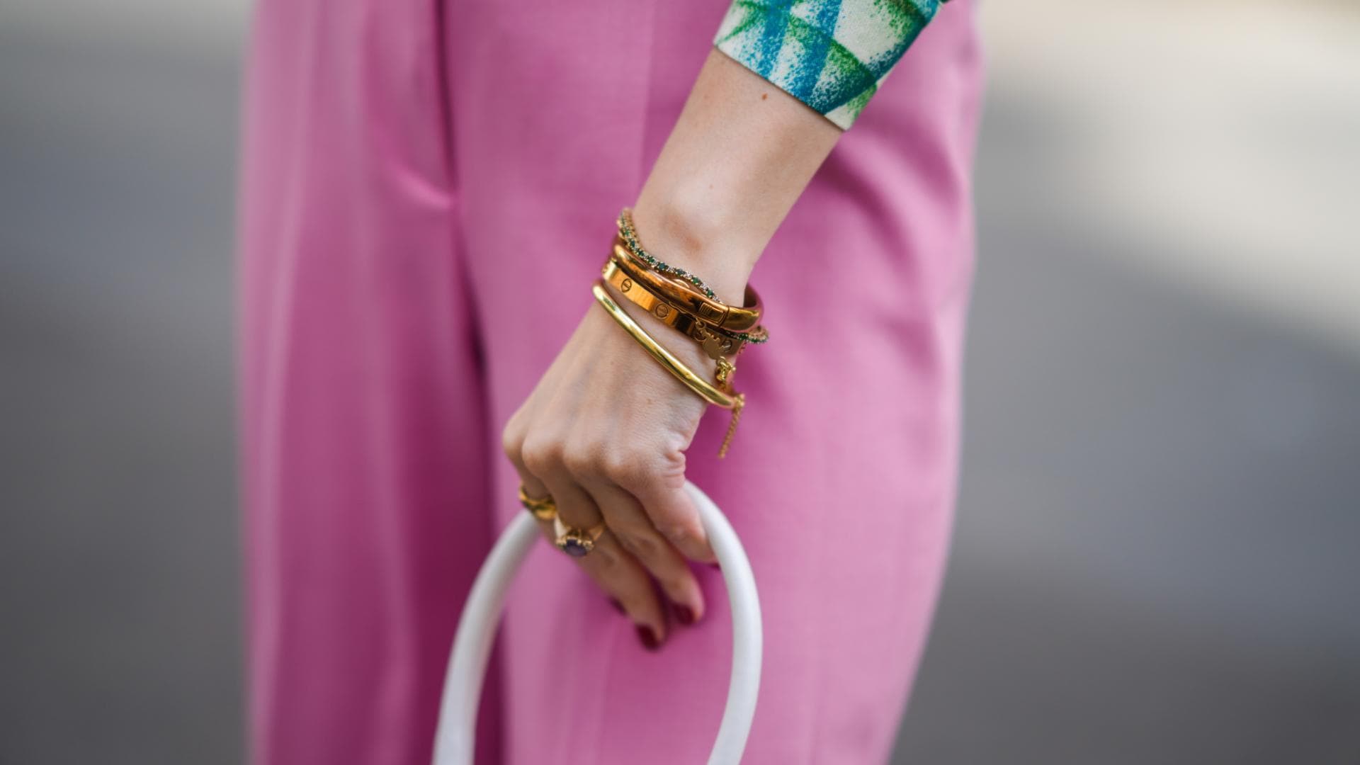 Frauenarm mit goldenen Armbändern