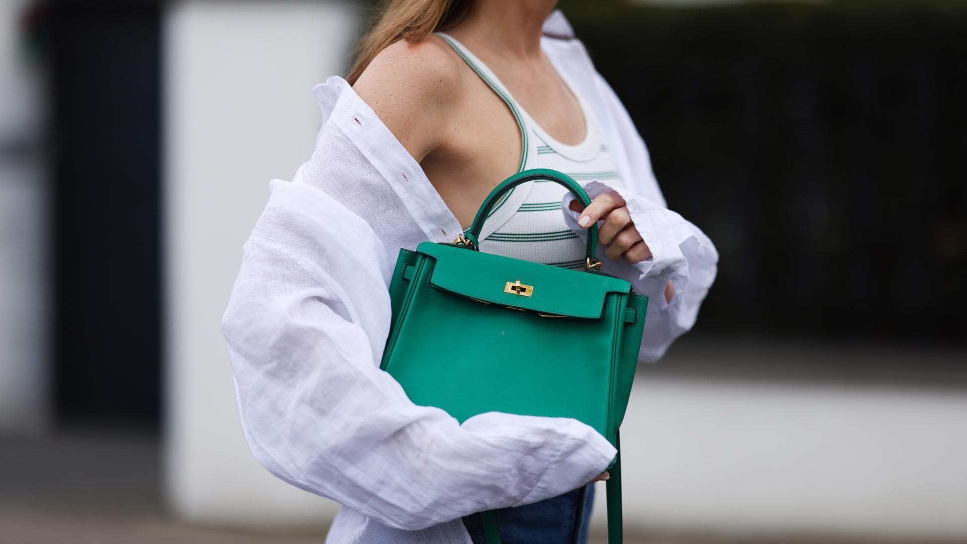 Oberkörper Frau mit Hemdbluse