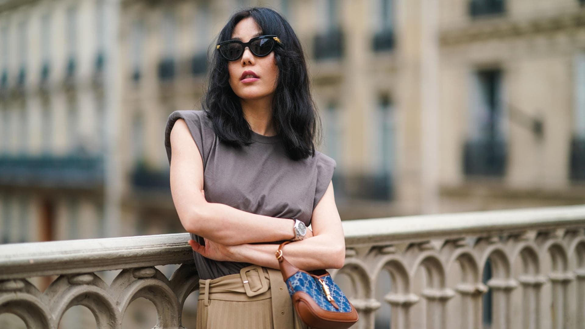 Frau trägt Top Streetstyle