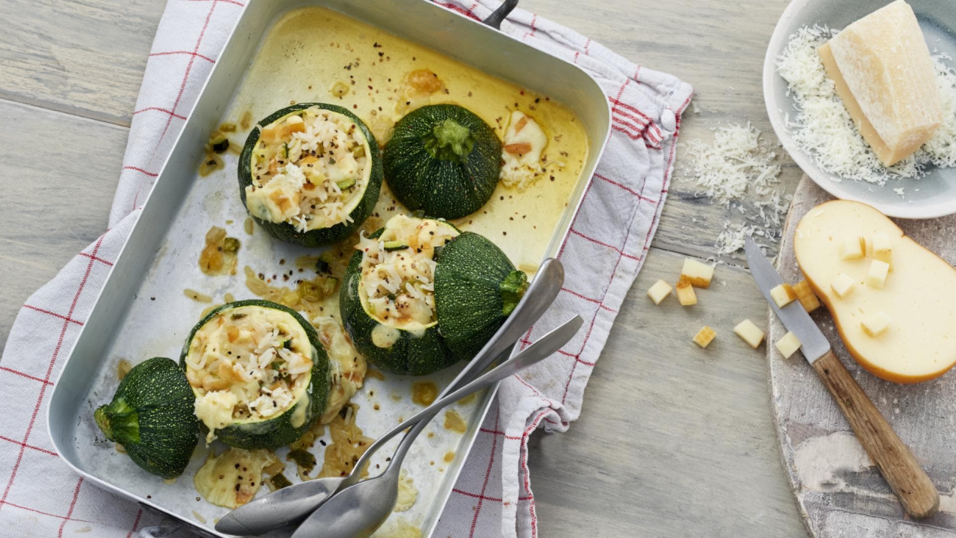 Runde Zucchini gefüllt mit Reis 