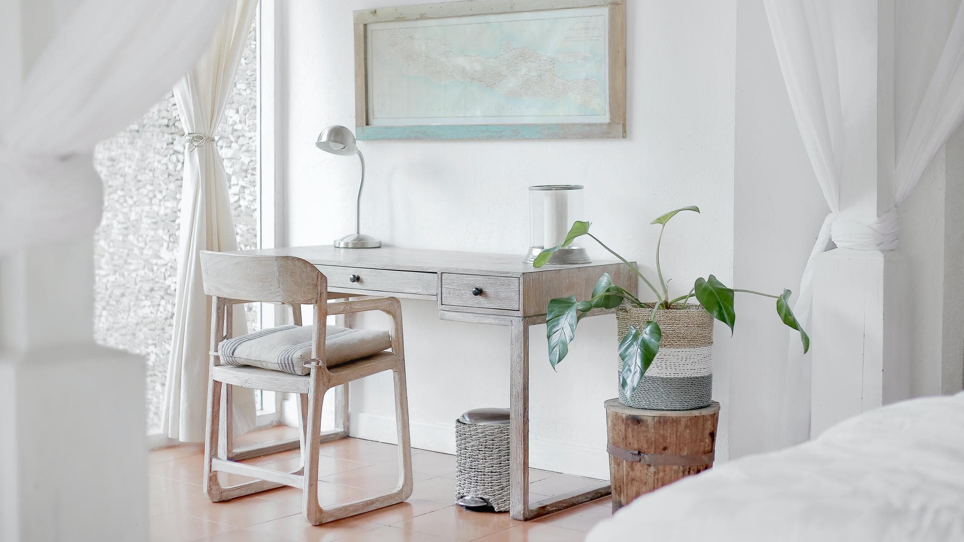 Schreibtisch in Schlafzimmer