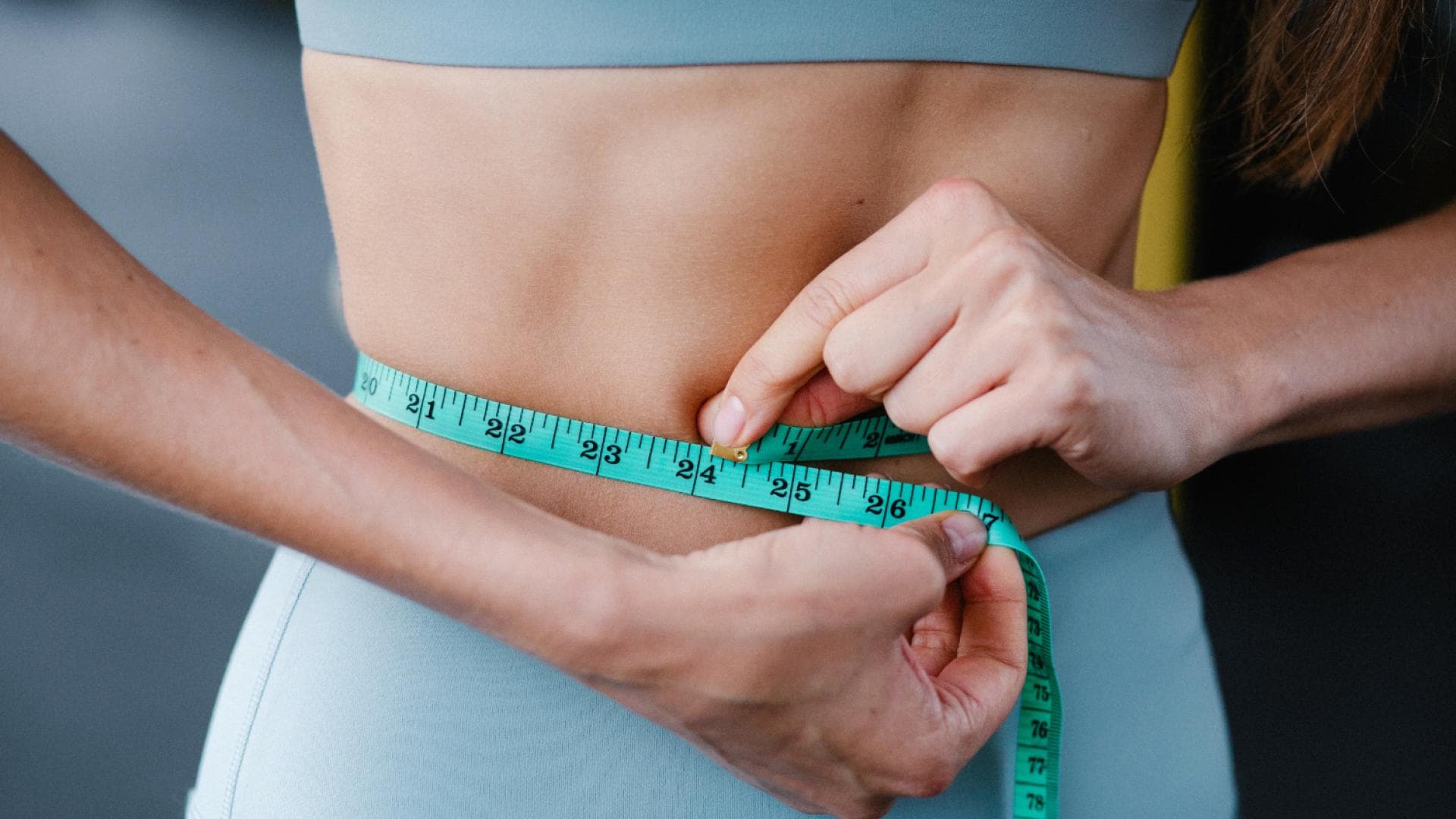 Frau nimmt Maß an ihrer Taille.