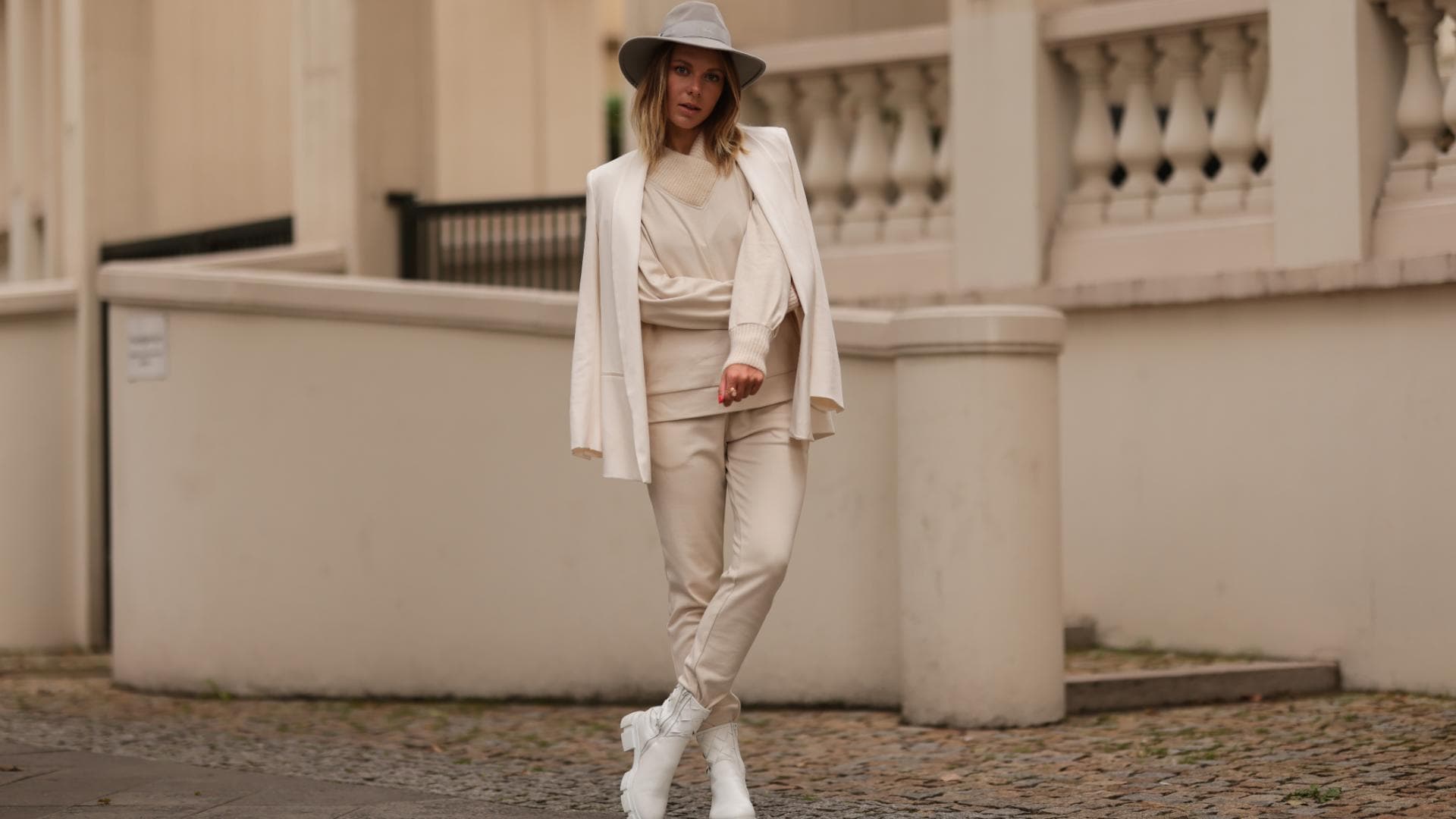 Frau Streetstyle helles Outfit