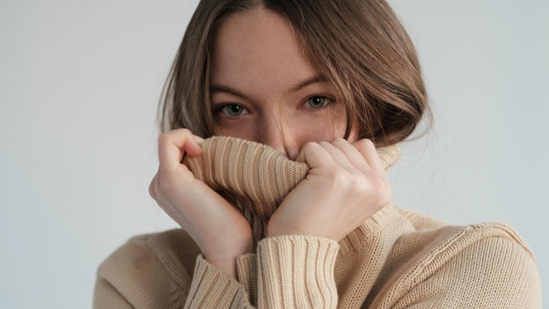 Frau mit Wollpullover