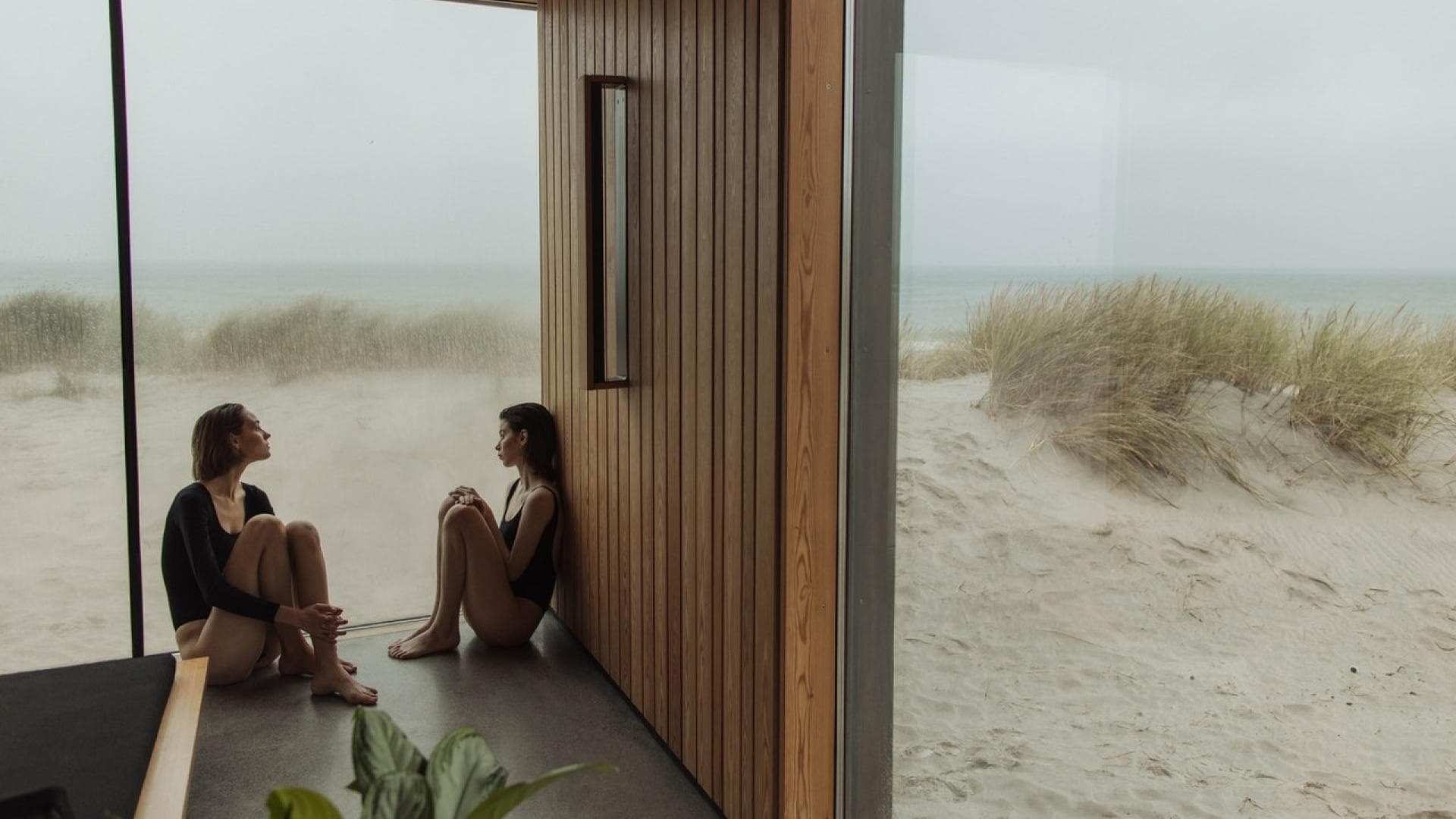 Zwei Frauen in einer Sauna am Meer.