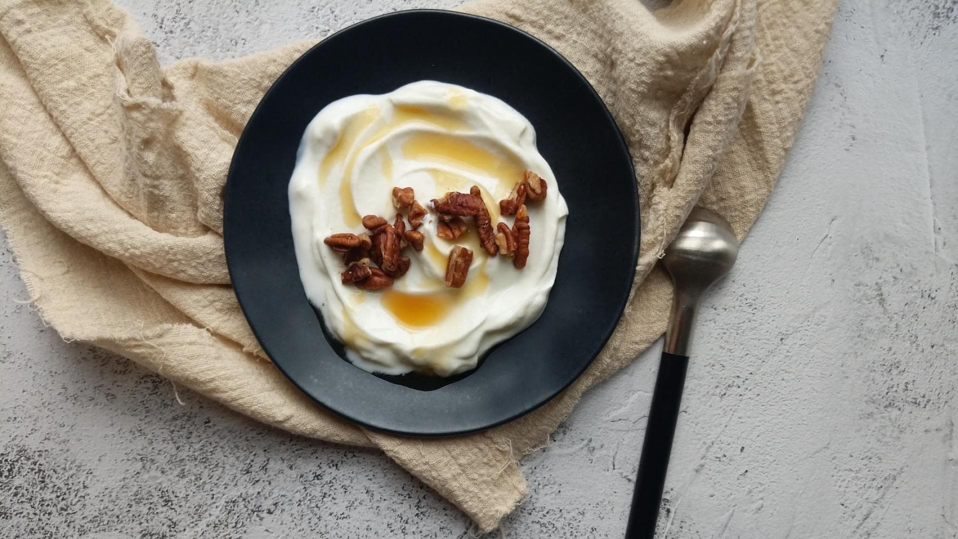 Griechischer Joghurt mit Honig und Nüssen