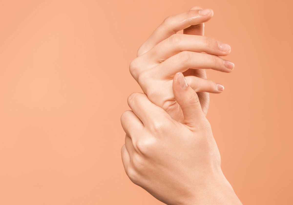 Gelbe Fingernägel: Ursachen und Hausmittel
