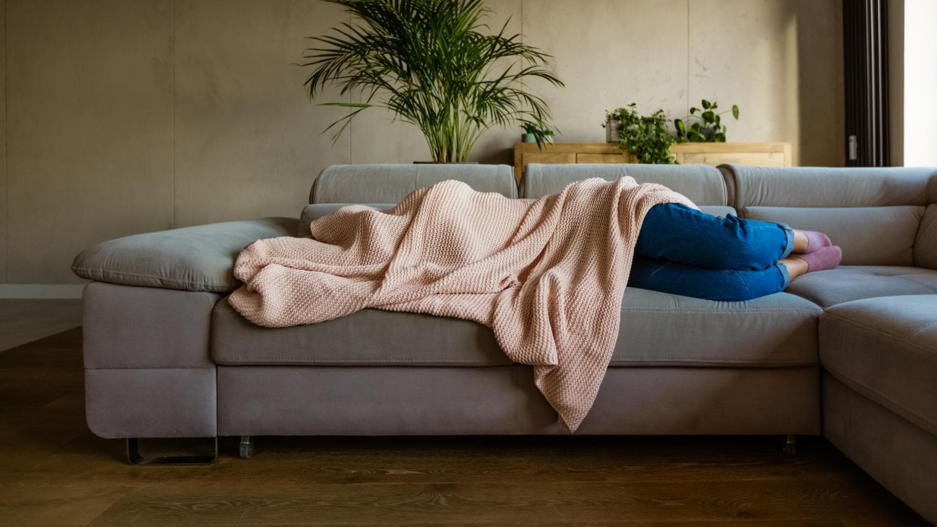 Frau unter einer Decke