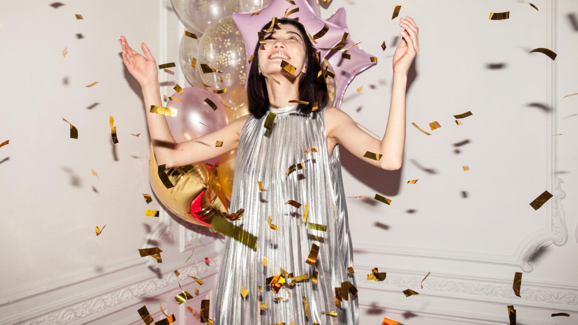 Frau unter Silvester-Konfetti