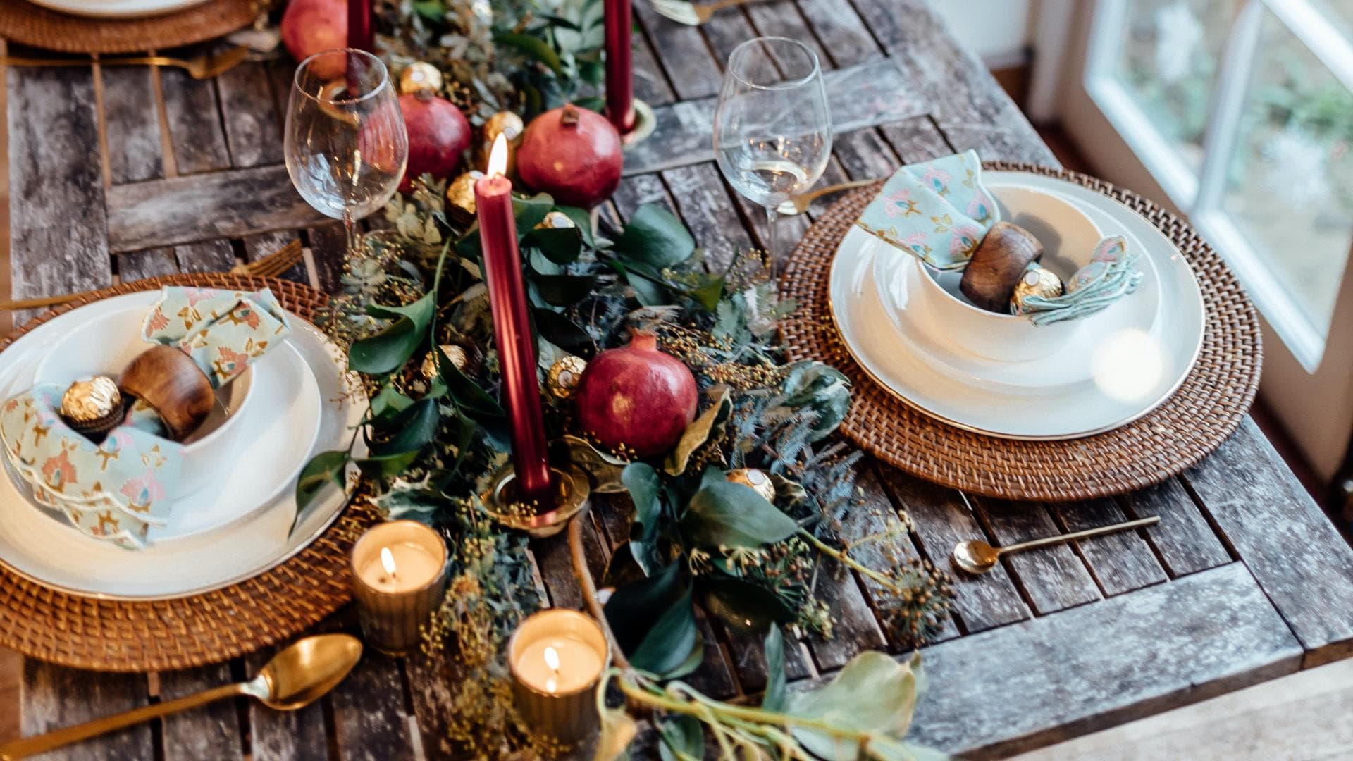Weihnachtliche Tischdeko mit Adventskranz