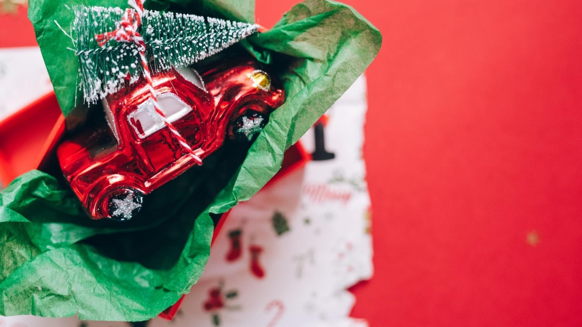 Zerknülltes Geschenkpapier und Weihnachtsdeko.